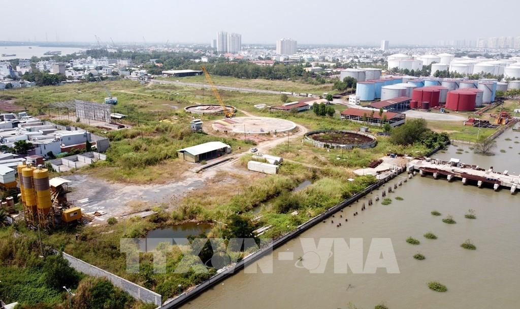 Tổng kho xăng dầu Phú Xuân - Nhà Bè, công trình cơ khí trọng điểm tại Thành phố Hồ Chí Minh, đang mòn mỏi chờ “giải cứu”. Ảnh: Hồng Đạt - TTXVN