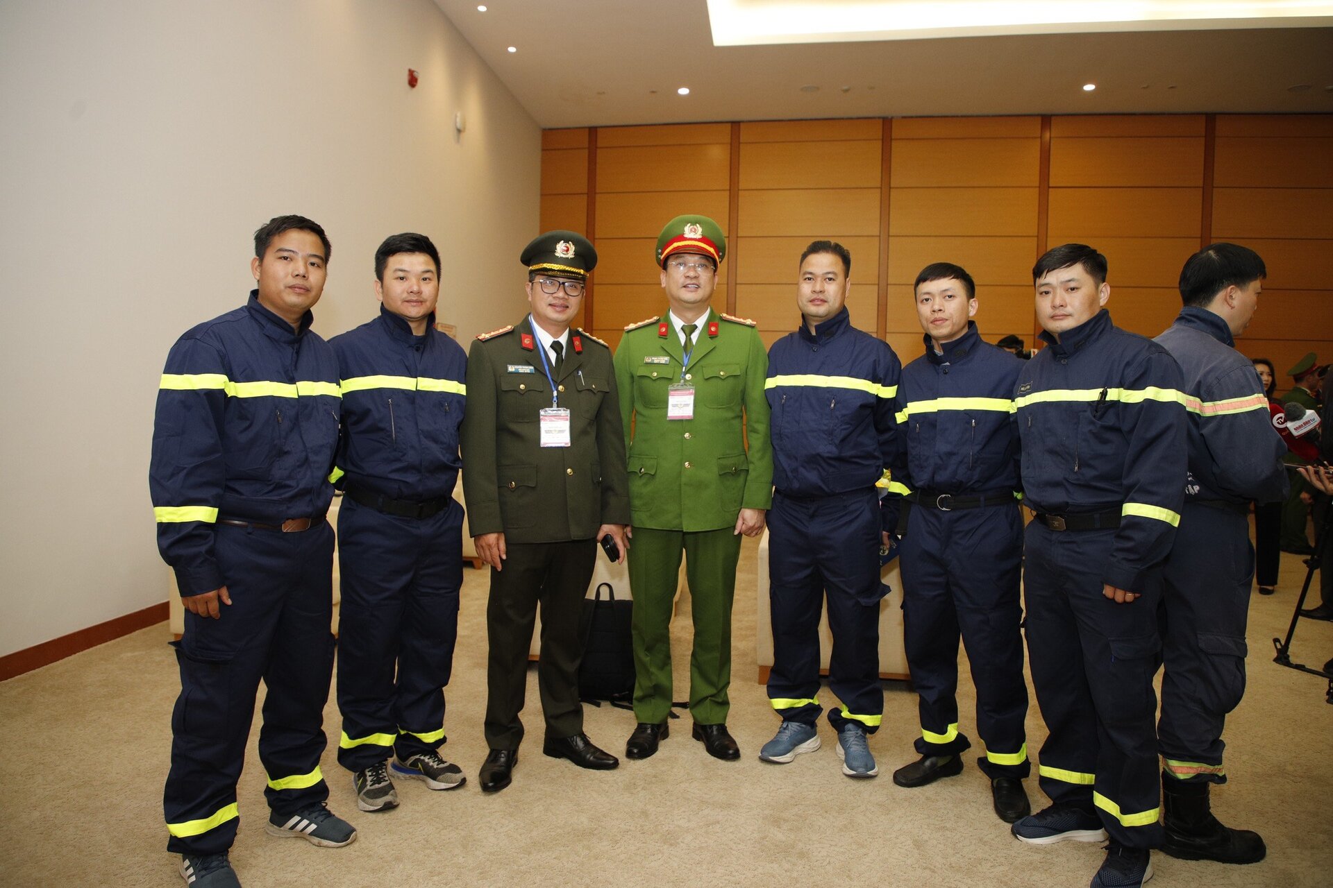 Đại tá Nguyễn Thành Long - Phó Giám đốc CATP chụp ảnh với 05 CBCS thuộc Lực lượng Cảnh sát PCCC&CNCH Thủ đô