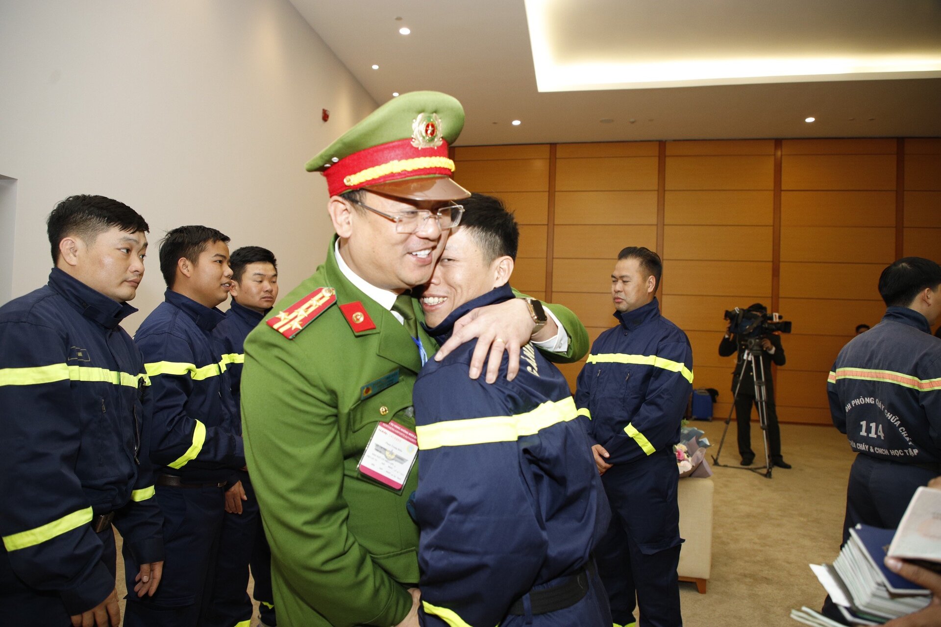 Đại tá Phạm Trung Hiếu - Trưởng phòng Cảnh sát PCCC&CNCH vui mừng khi đón CBCS thuộc đơn vị hoàn thành xuất sắc nhiệm vụ trở về