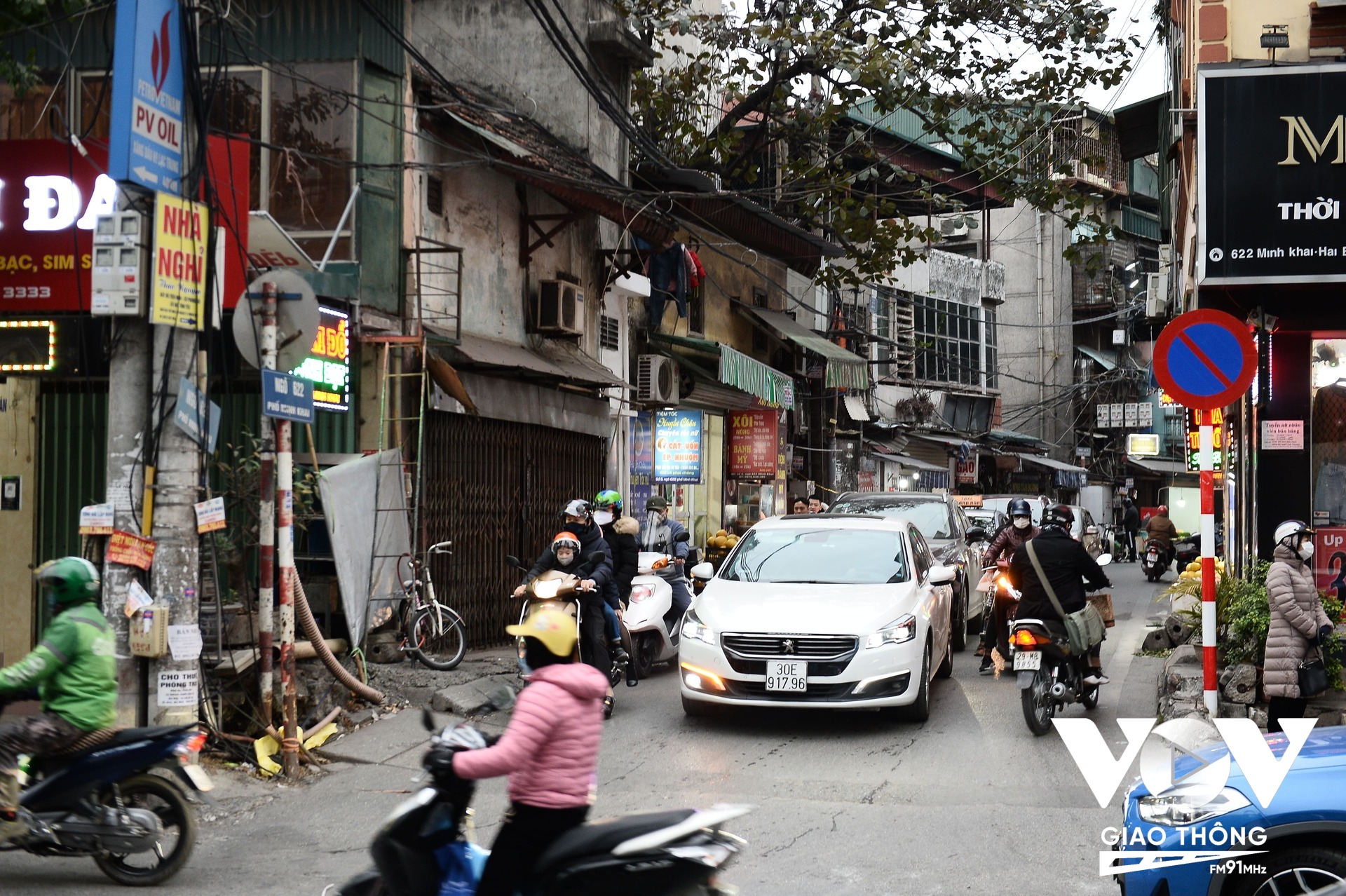 Lượng phương tiện trong ngõ 622 đổ dồn ra đường Minh Khai rất đông, bất kể giờ cao điểm sáng hay chiều.