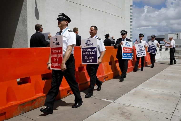 Phi công hãng American Airlines biểu tình đòi quyền lợi tại sân bay quốc tế Miami. Ảnh: Getti Images