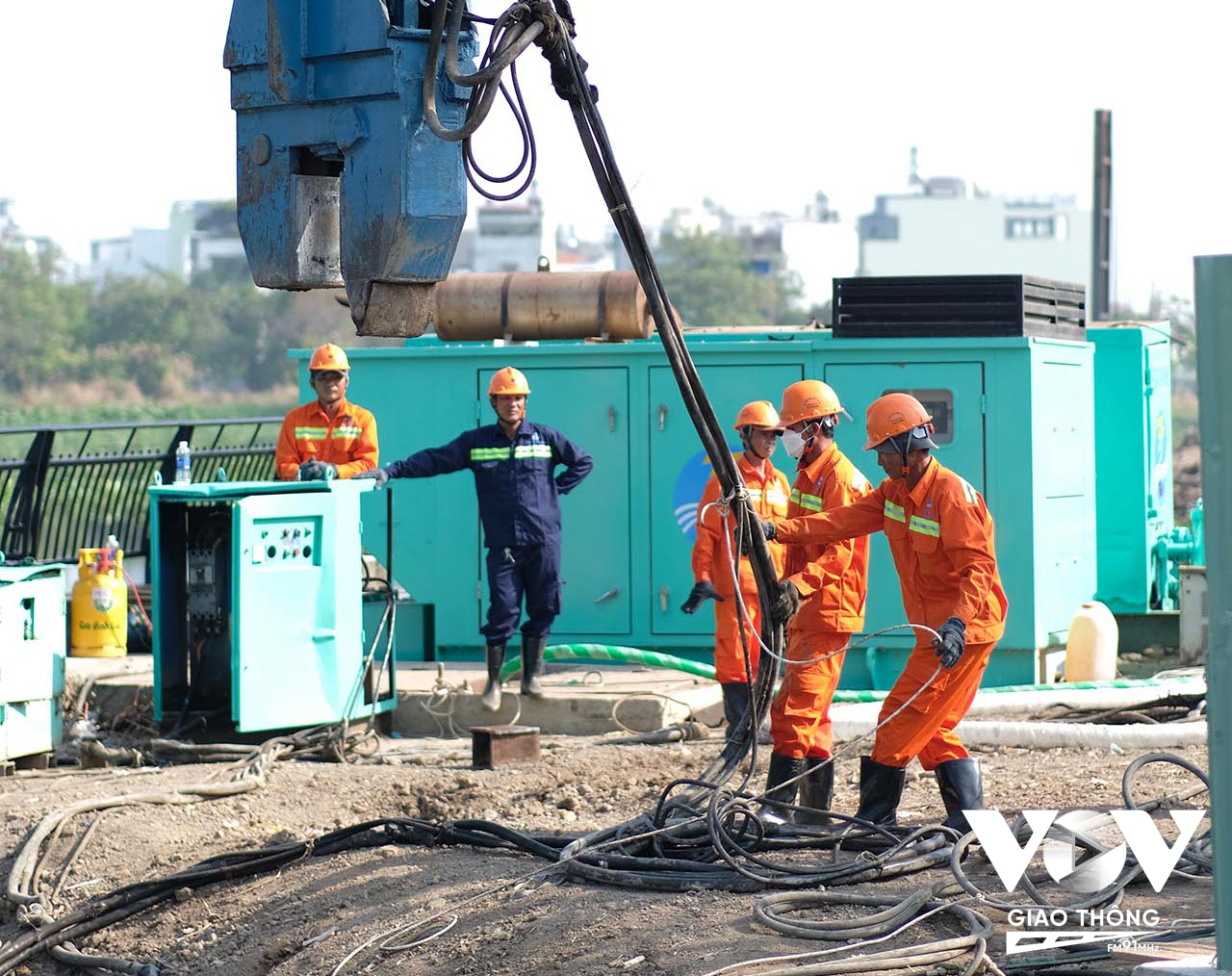 Các công nhân đang làm việc tại dự án cải tạo môi trường kênh Tham Lương – Bến Cát – Nước Lên.