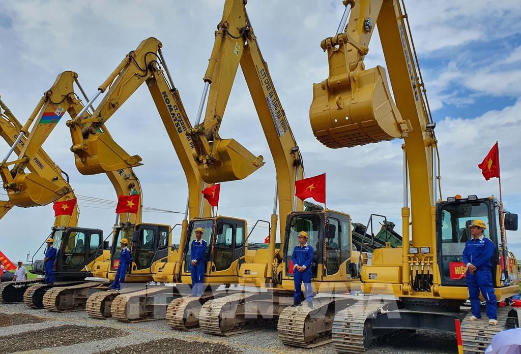 Nhiều máy móc, trang thiết bị được huy động xây dựng tuyến đường bộ ven biển đoạn qua tỉnh Nam Định. Ảnh: Công Luật - TTXVN