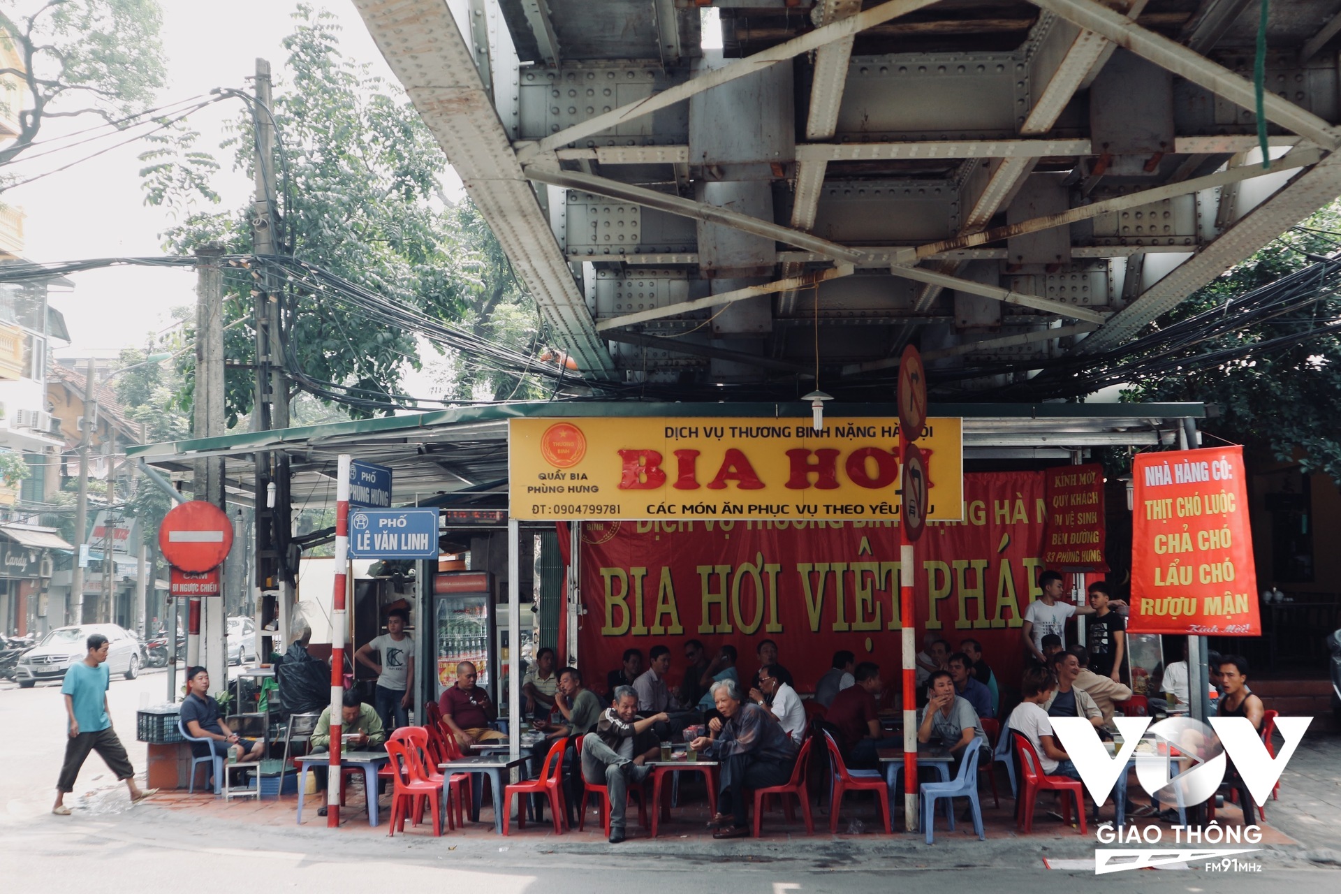 Một quán bia mở trên vỉa hè, dưới gầm cầu trên phố Phùng Hưng lúc nào cũng đông khách. Người Hà Nội thích ngồi ăn uống vỉa hè, vừa bình dân lại có thể ngắm nghía phố phường, giao lưu với bạn bè...