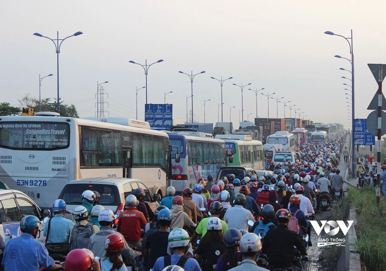 Để giải quyết được “bài toán” này, TP Hồ Chí Minh cần phối hợp với các địa phương thực hiện đồng bộ các giải pháp từ hạ tầng giao thông đường bộ đến kết nối vận tải đường thủy, phát triển các cụm cảng xung quanh để chia lửa cho cảng Cát Lái