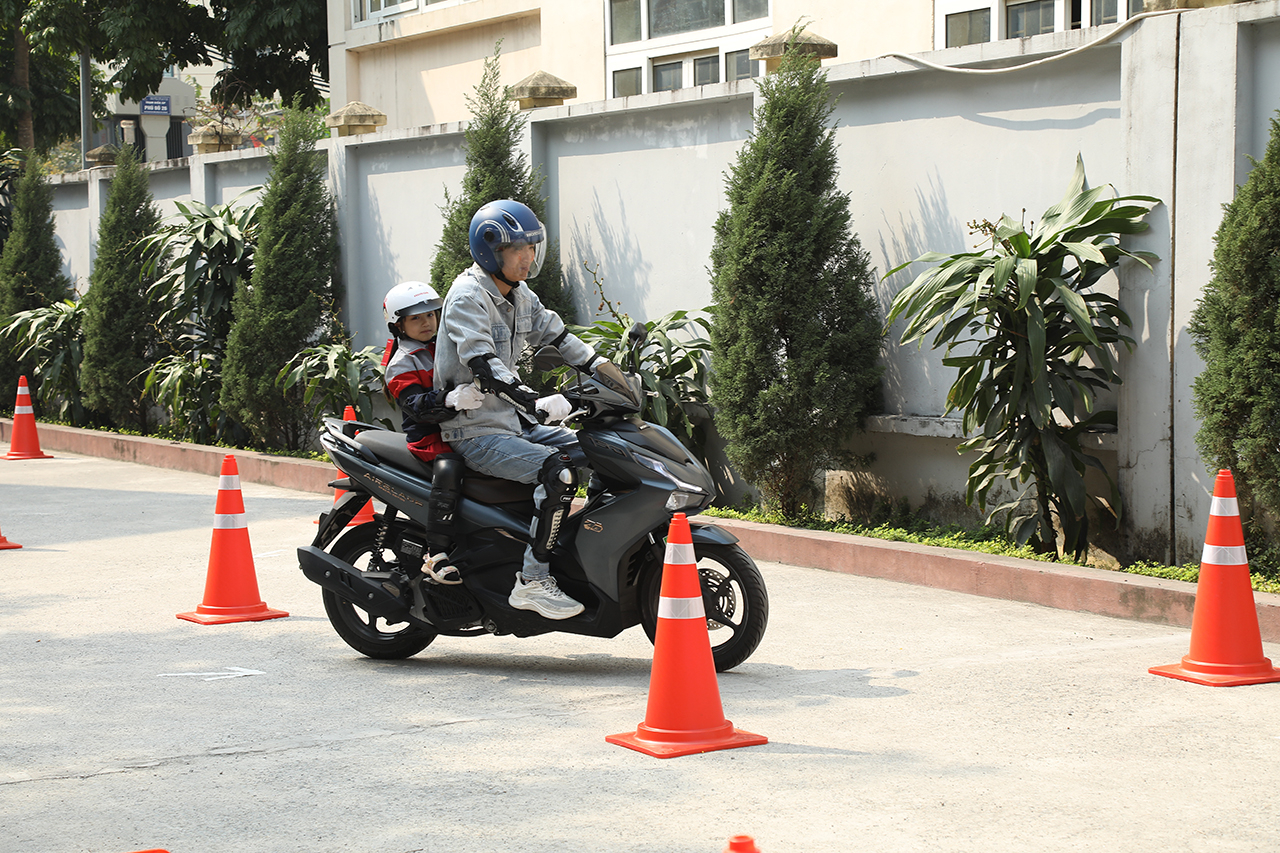 Phụ huynh và học sinh cùng thực hành lái xe an toàn trên sa hình