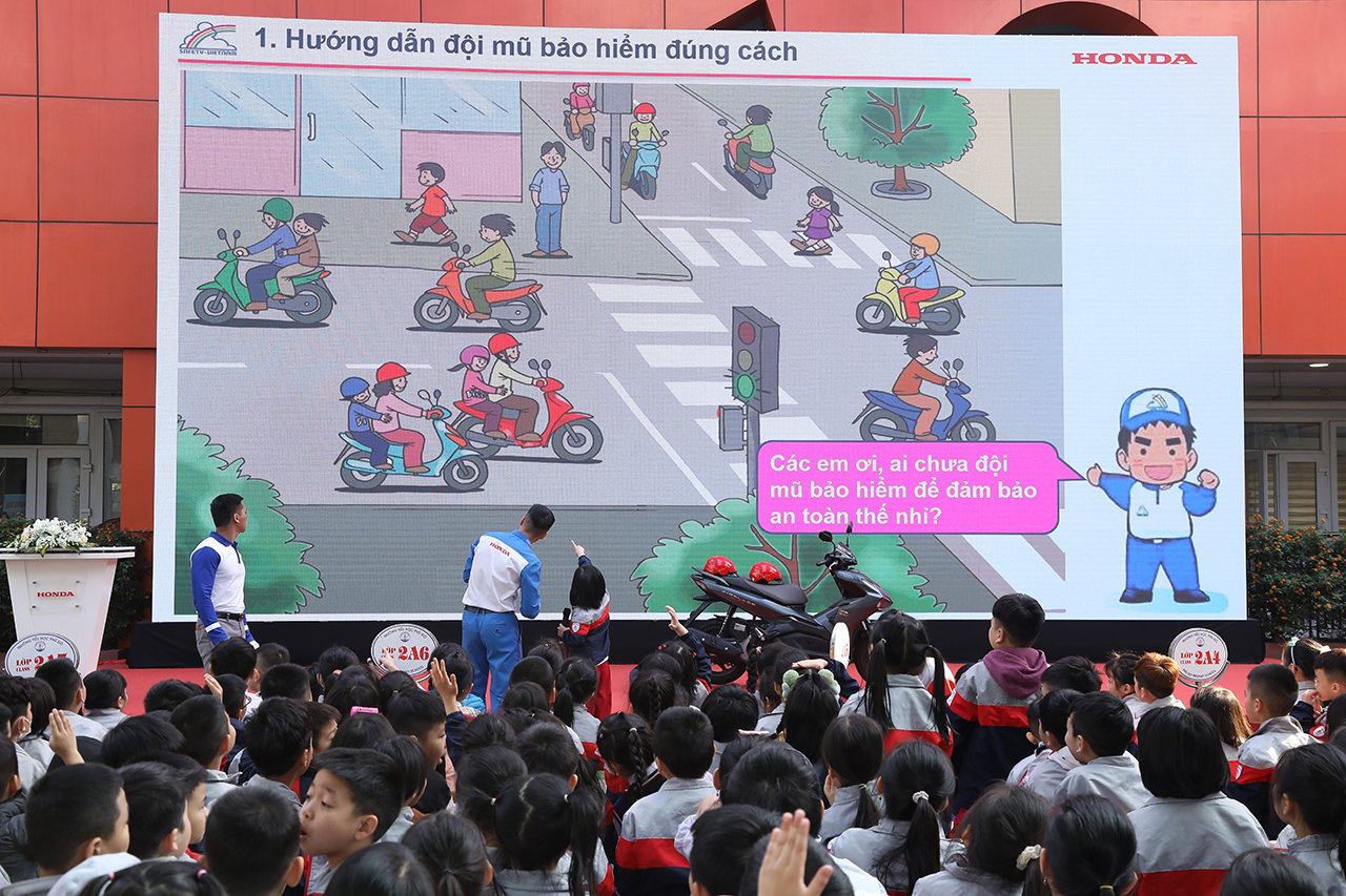 Các em học sinh thử tài kiến thức An toàn giao thông trên sân khấu