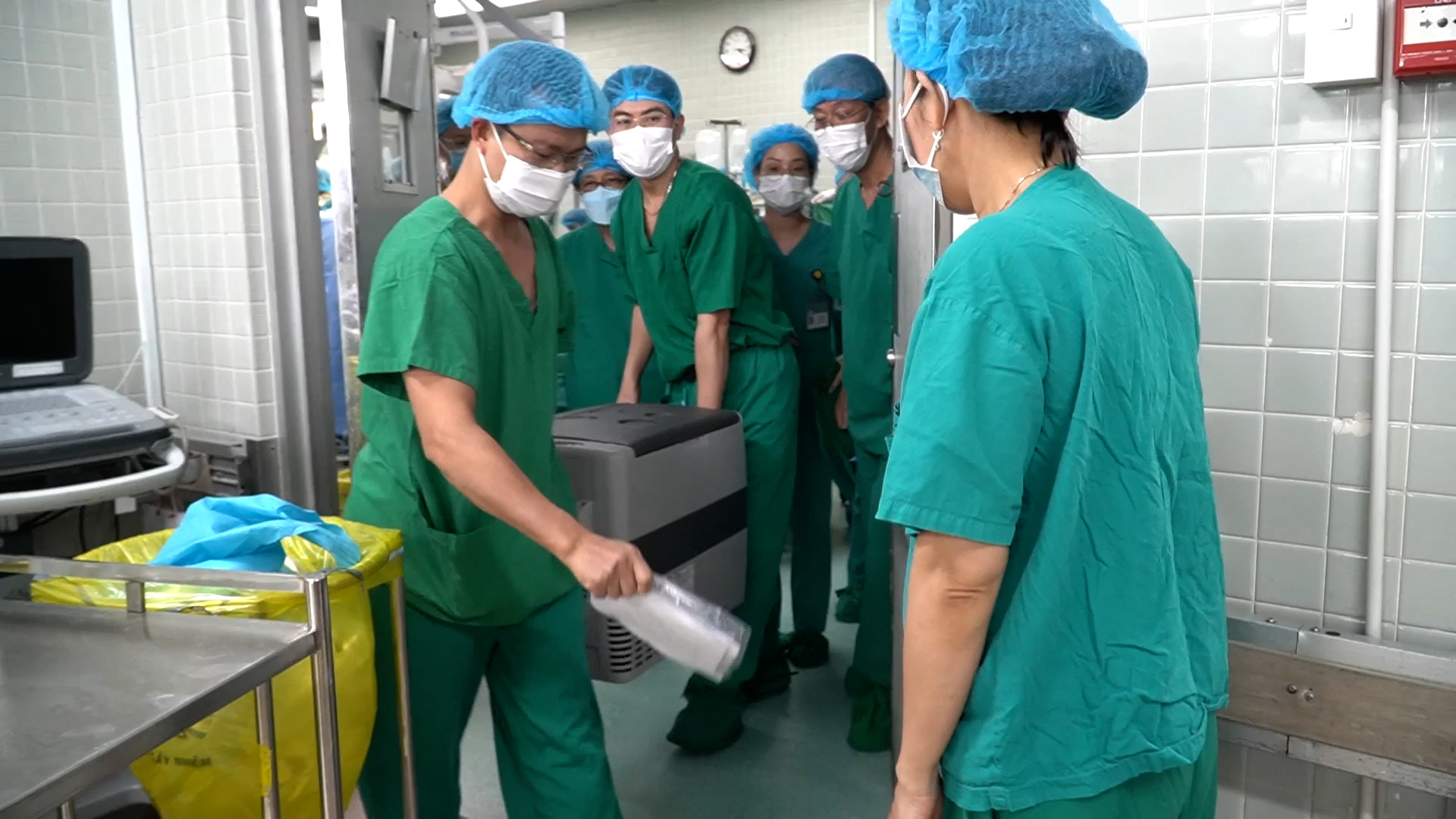 Đoàn bác sĩ Việt Đức nhận tim vận chuyển về Hà Nội.