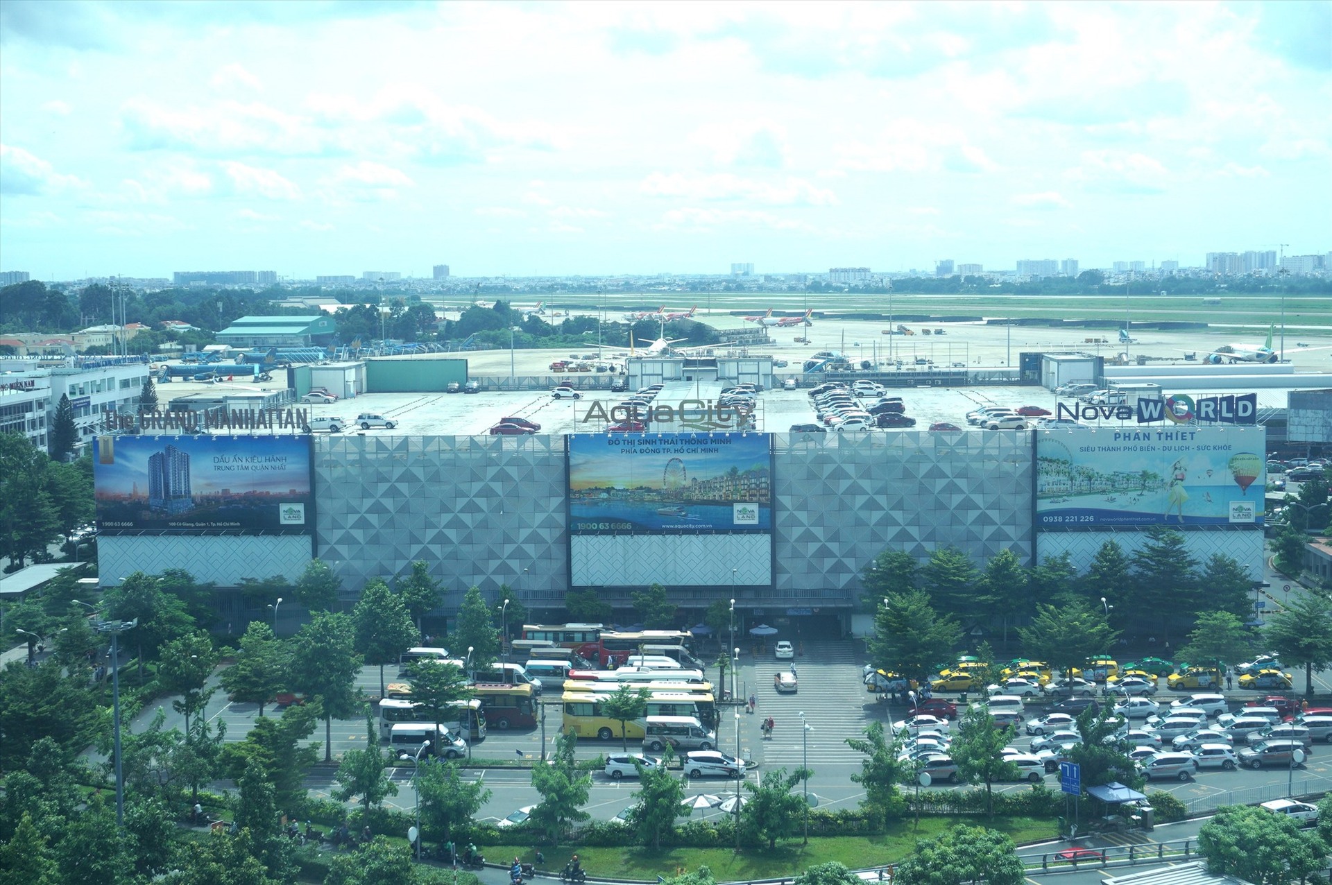 Nhà xe cao tầng lắp ghép ở sân bay Tân Sơn Nhất với công suất 6.000 xe máy, 1.500 xe ôtô và 700 xe taxi. Ảnh: Lao động