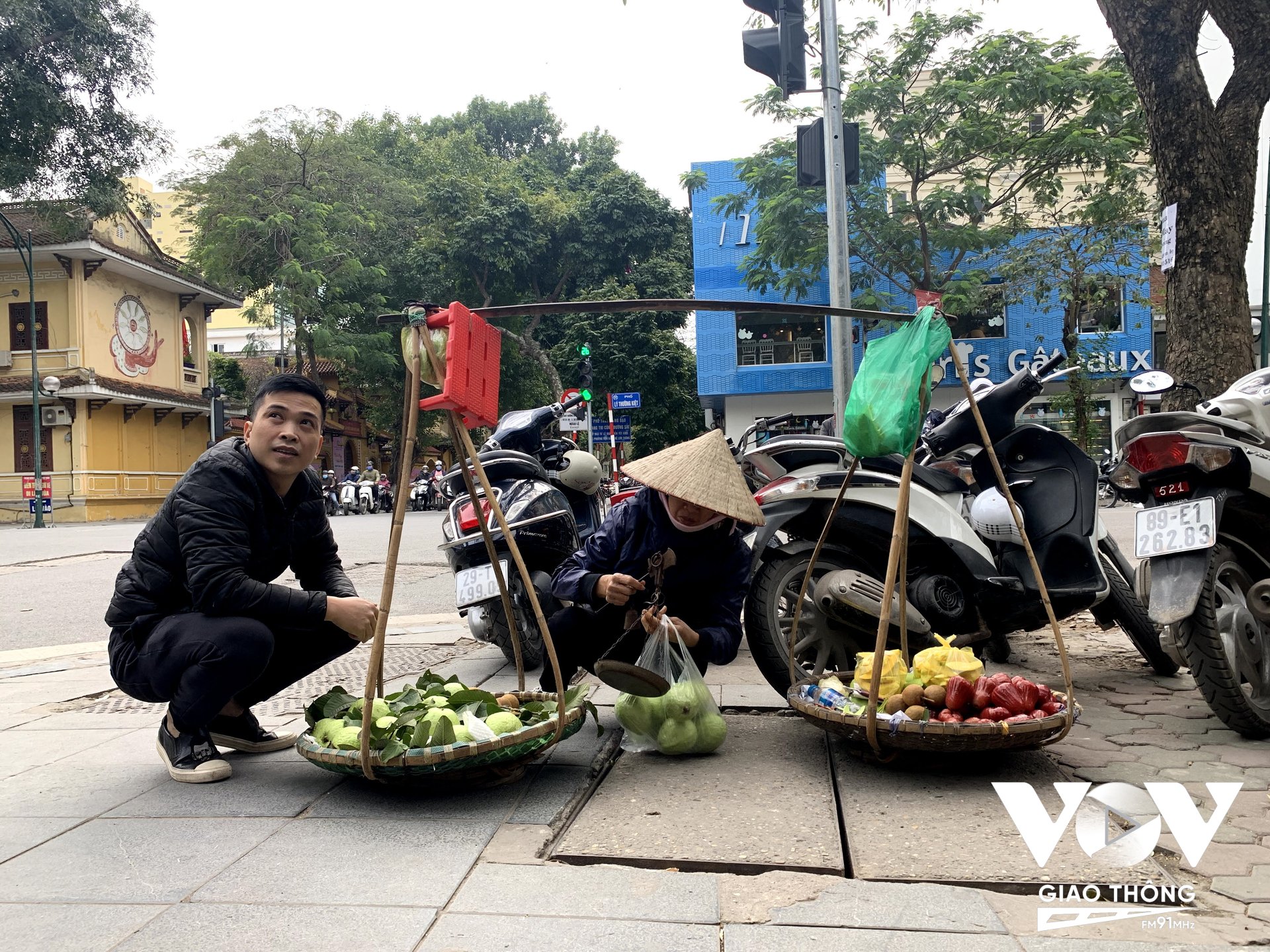 Chỉ một gánh hàng đơn giản, rong ruổi khắp đường phố nhưng cũng giúp cho người phụ nữ này có thu nhập trang trải cuộc sống và nuôi được gia đình