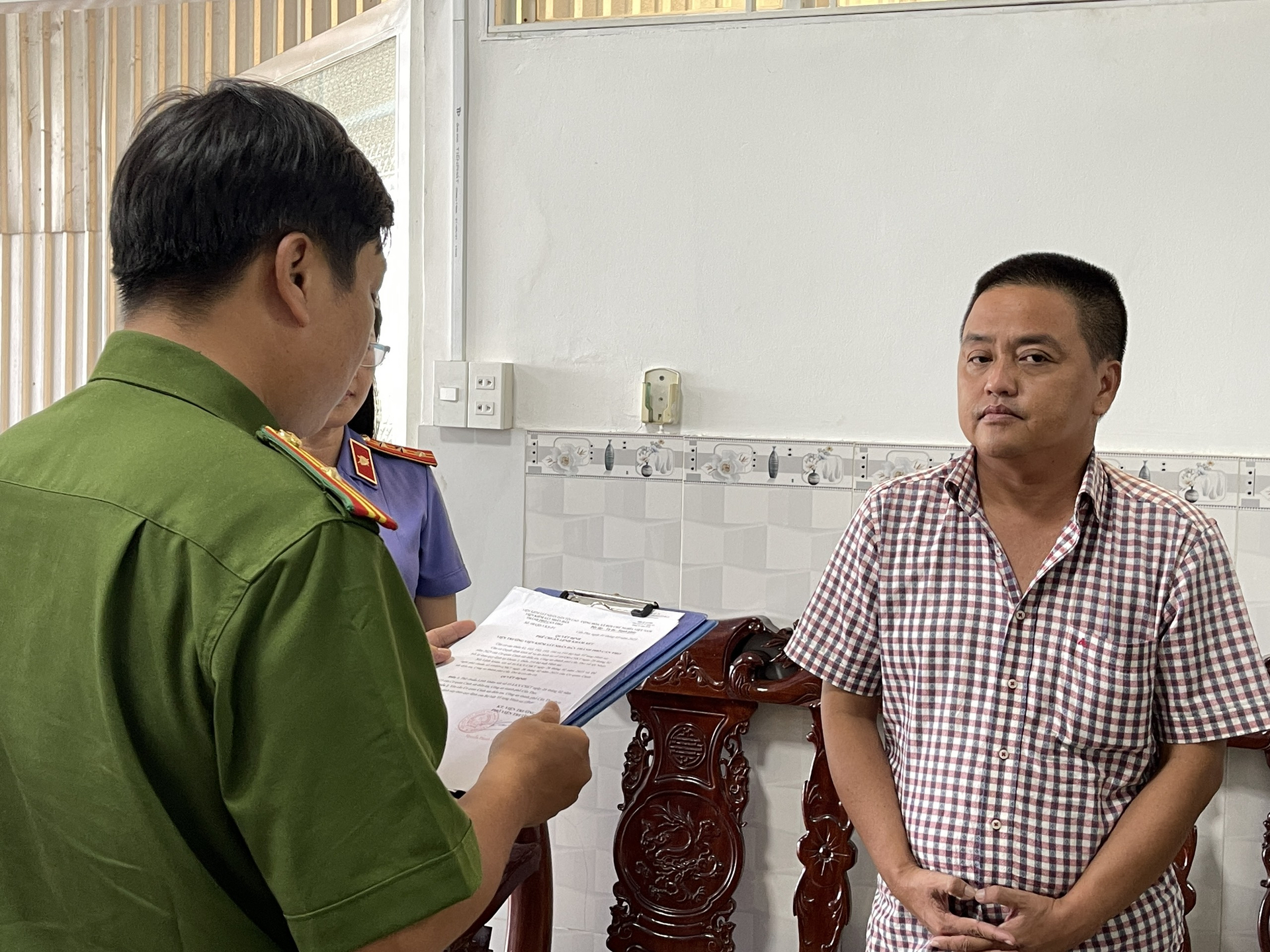 Cơ quan CSĐT đọc lệnh khởi tố, bắt tạm giam Nguyễn Sỹ Hùng tại Bến Tre.