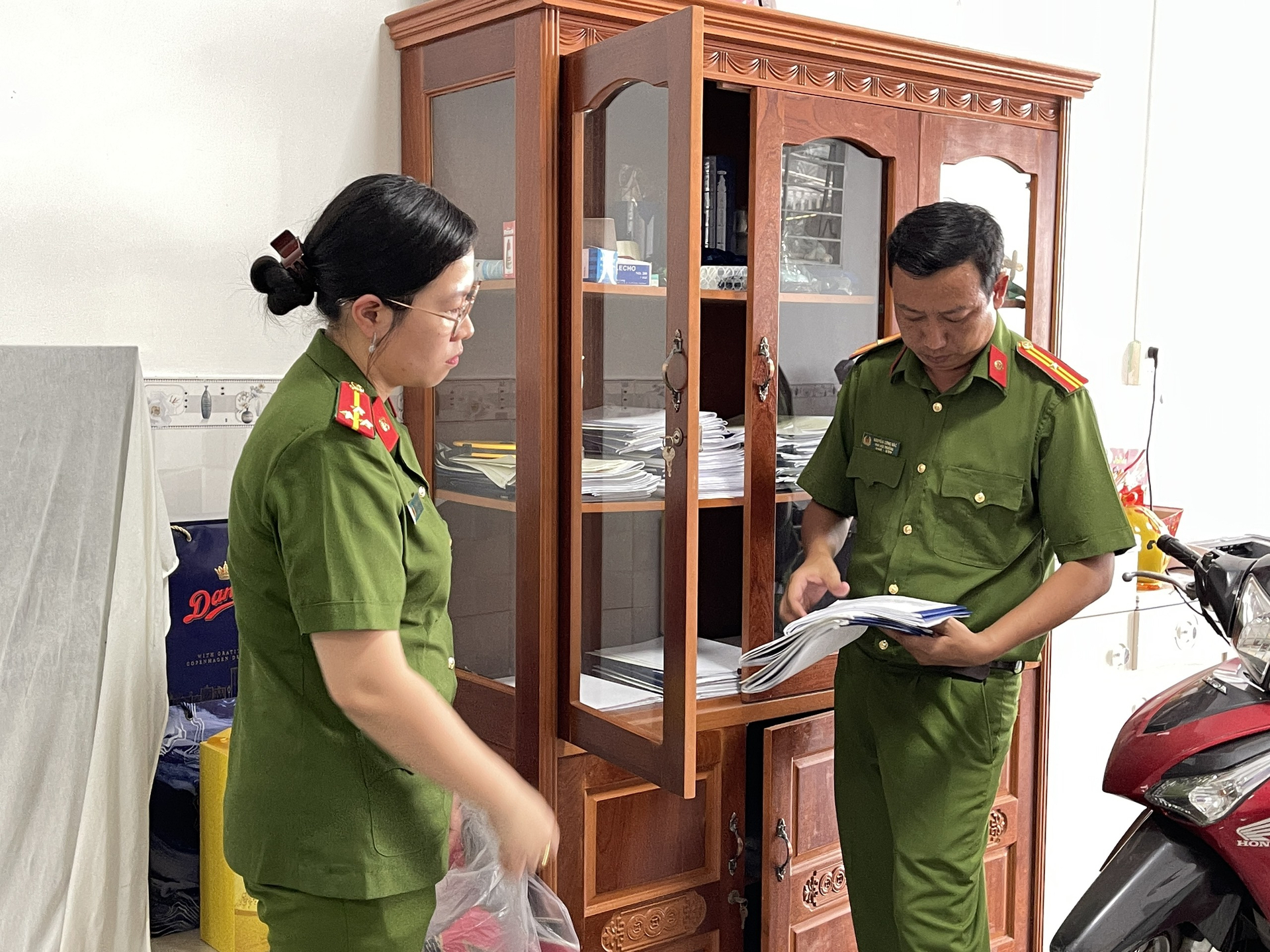 Cơ quan CSĐT khám xét nơi ở của Nguyễn Sỹ Hùng tại Bến Tre và thu giữ nhiều tài liệu để phục vụ công tác điều tra