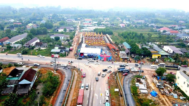 Lễ khởi công tại điểm cuối dự án cao tốc Vạn Ninh - Cam Lộ, đồng thời là điểm đầu dự án cao tốc Cam Lộ - La Sơn được khánh thành đưa vào khai thác ngày 1/1/2023 (Ảnh: KTĐT)
