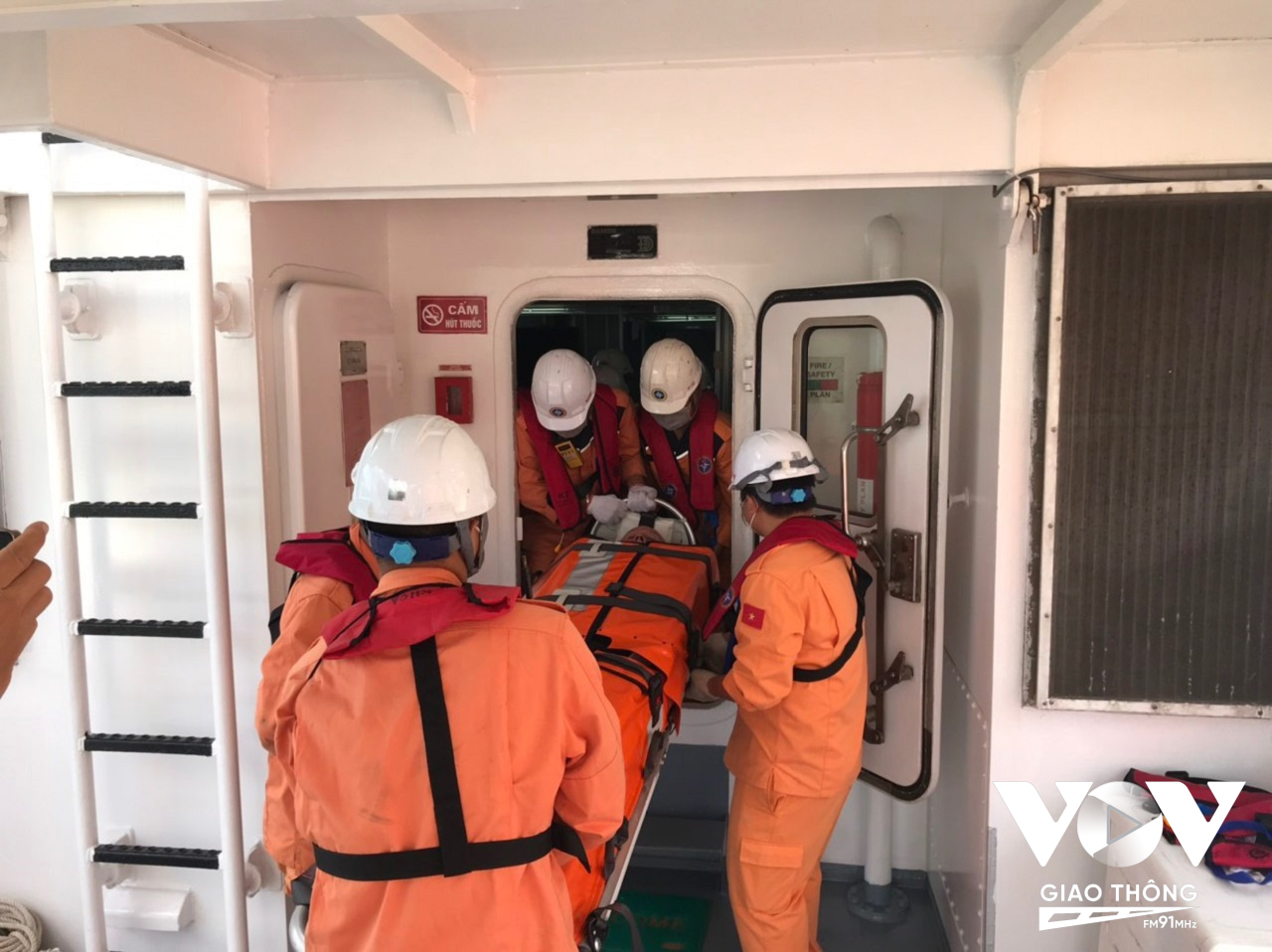 Lực lượng tìm kiếm cứu nạn bàn giao thuyền viên bị bệnh cho các cơ quan chức năng tại Nha Trang