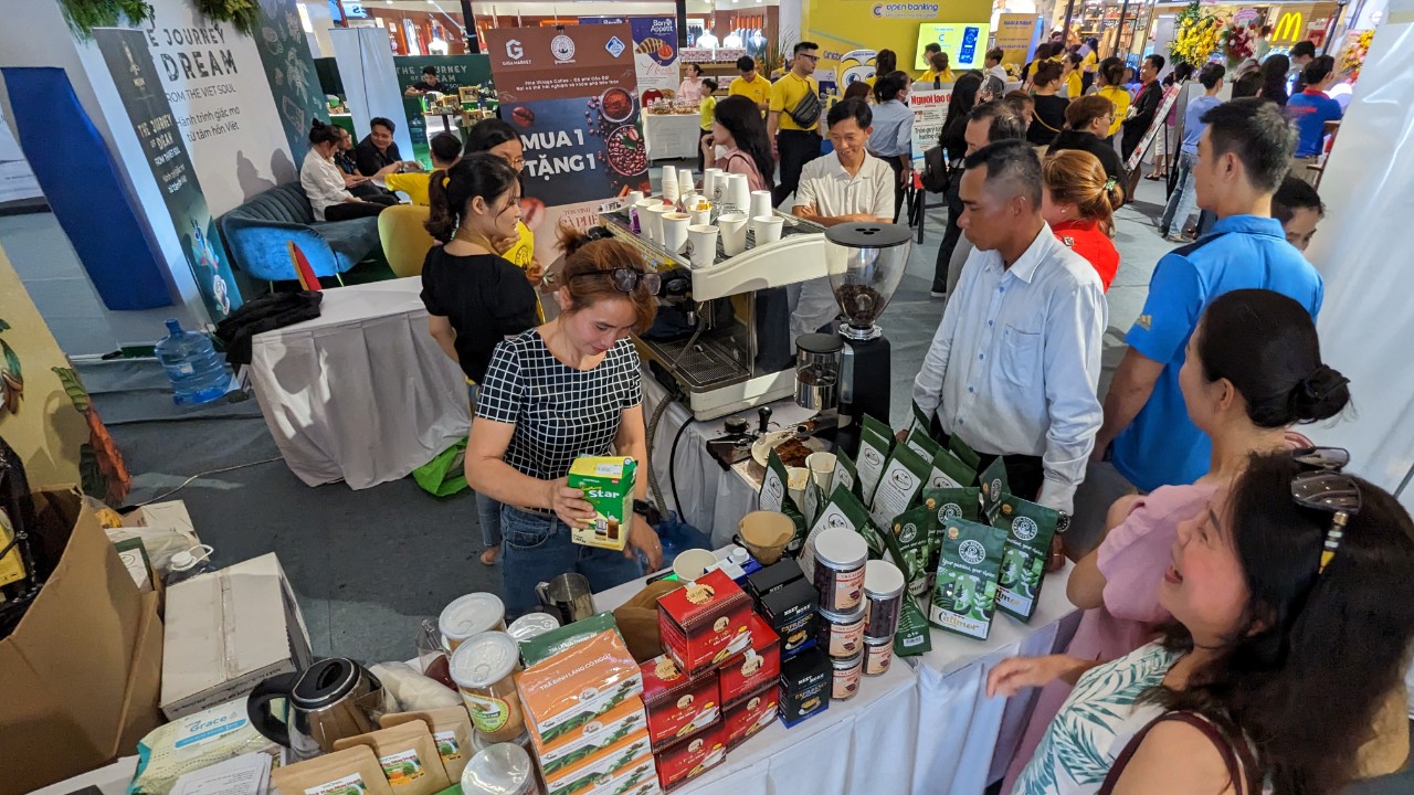 Đông đảo khách tham quan, người yêu thích cà phê đến trải nghiệm các hoạt động tại chương trình “Tôn vinh cà phê Việt” lần 1- năm 2023