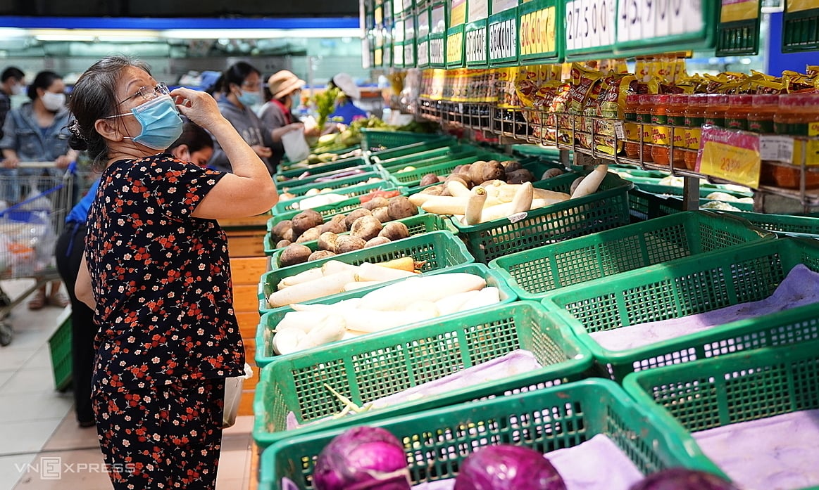 Người dân TP HCM mua hàng tại một siêu thị. Ảnh: Quỳnh Trần/VnExpress