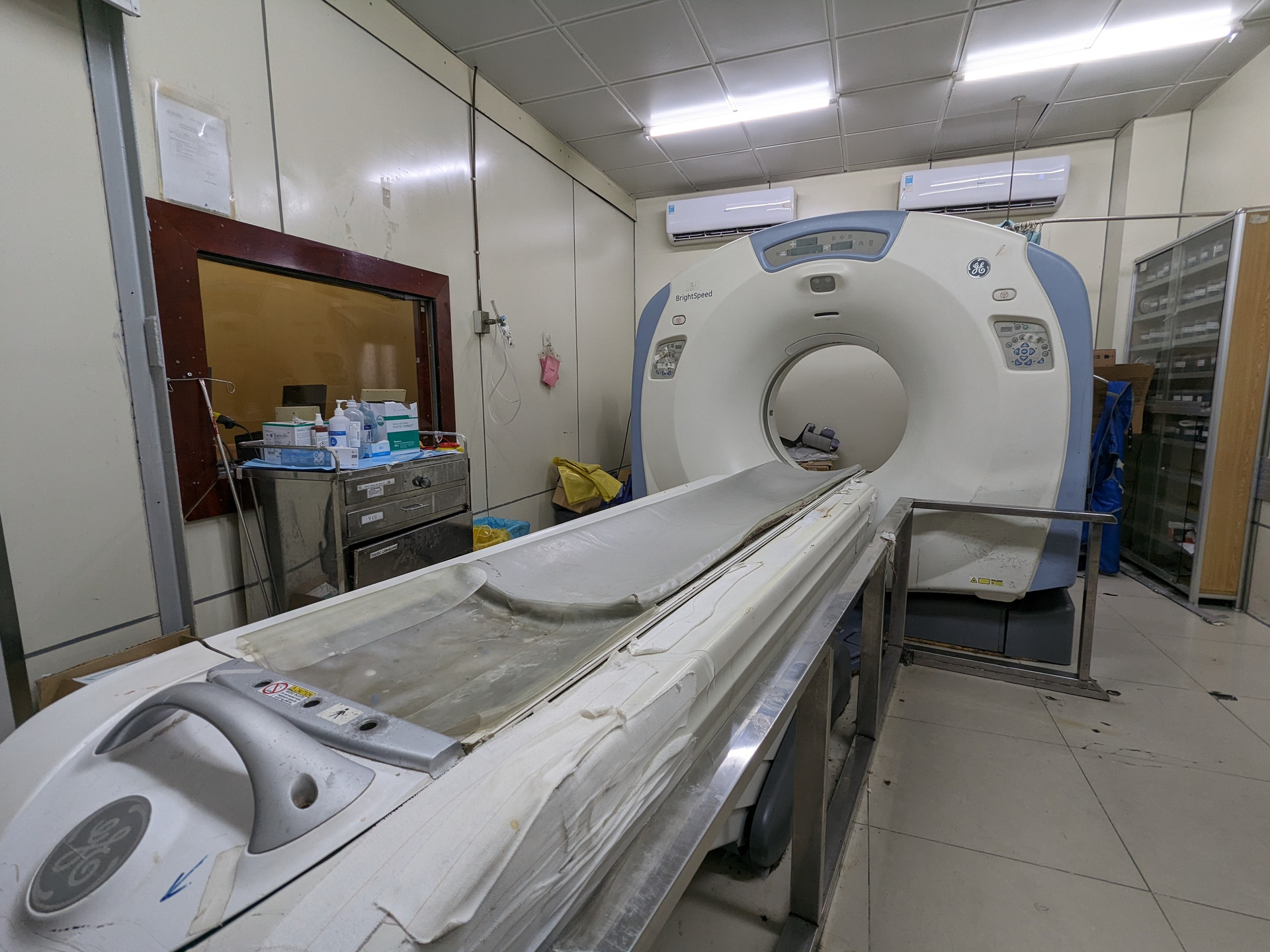 Tại Bệnh viện Chợ Rẫy, do không có đủ 3 báo giá theo quy định để đấu thầu mua sắm mới, cũng như sửa chữa, bảo trì nên chỉ có 2 trong 5 máy chụp CT đang hoạt động (Ảnh N.L)