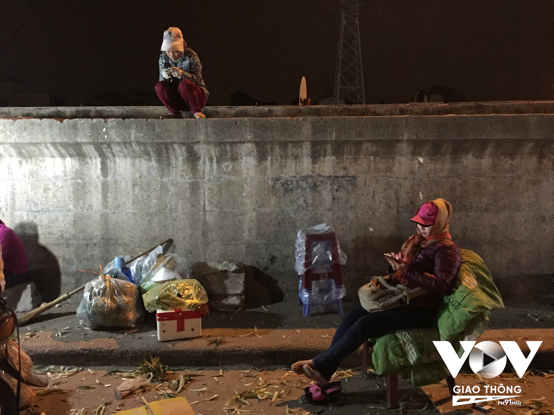 Phút nghỉ ngơi khi trời gần sáng của những người phụ nữ buôn bán ở chợ Long Biên