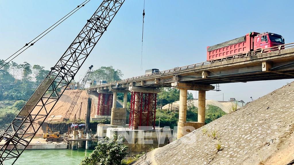 Công trình cầu Đoan Hùng bắc qua sông Lô trên Quốc lộ 2 đi qua tỉnh Phú Thọ hiện vẫn còn một số phạm vi mặt bằng vướng mắc, ảnh hưởng đến tiến độ thi công. Ảnh: CTV/BNEWS/TTXVN