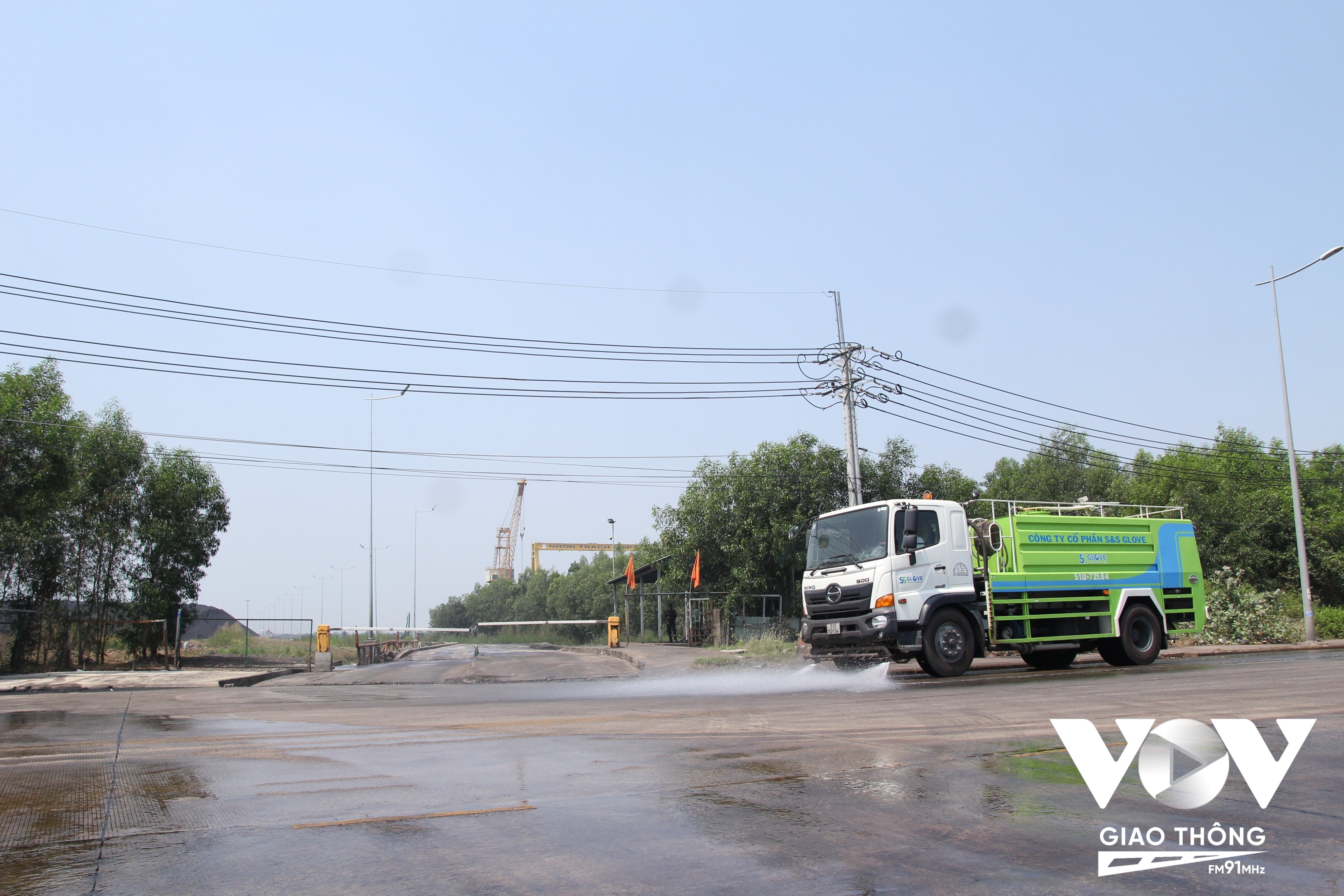 Các tuyến đường nội bộ trong công ty Long Thuận cũng thường xuyên được tưới nước nhằm hạn chế bụi.