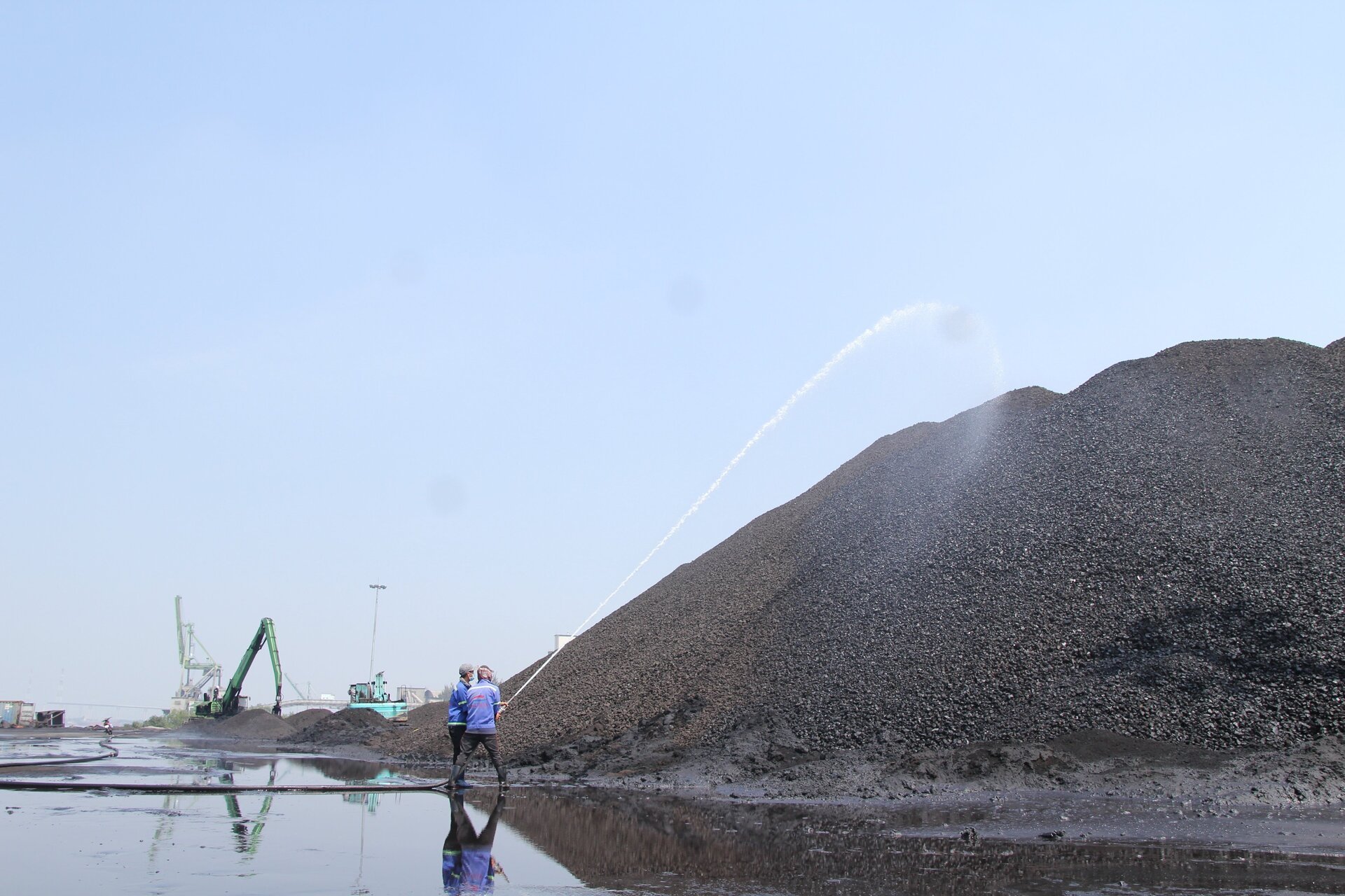 Công tác xịt nước cũng thường xuyên được thực hiện tại các bãi chứa than.