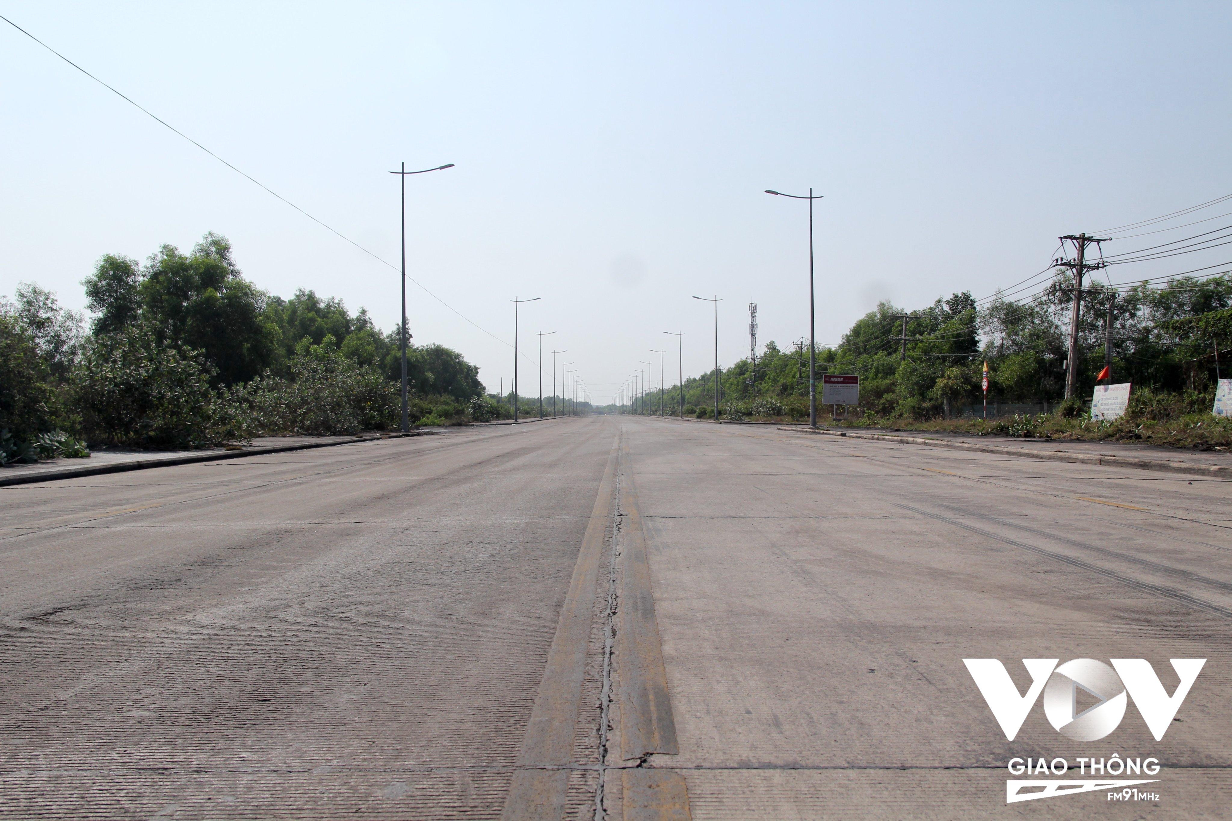 Tình trạng bụi than phủ khắp hai bên đường dẫn vào Công ty Long Thuận phóng viên phản ánh trước đó hiện đã được khắc phục.