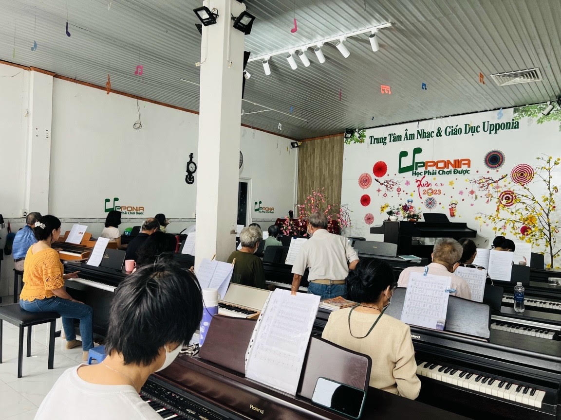 Trung tâm Up Ponia từ lâu đã trở thành điểm hẹn âm nhạc cho những người cao tuổi tại TP.HCM, Bình Dương và Đồng Nai tìm được cho mình niềm vui bên cây đàn piano.
