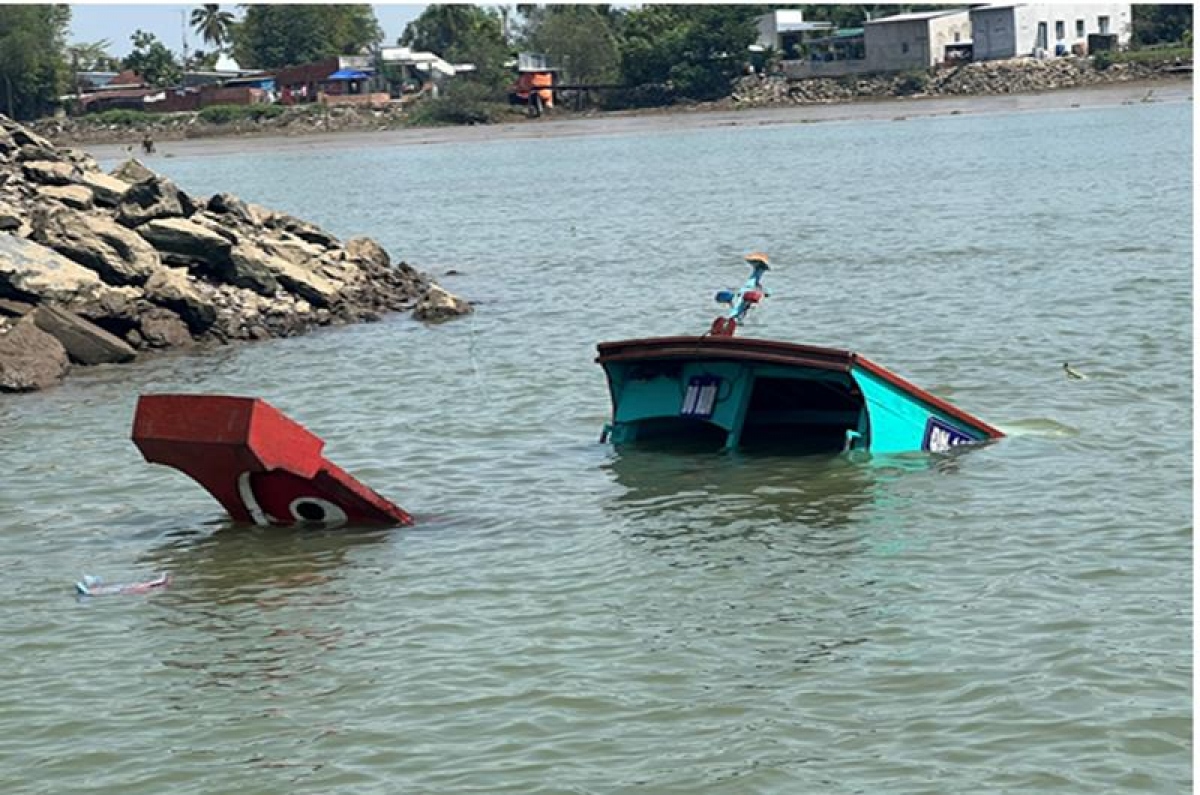 Hiện trường vụ lật thuyền làm một người tử vong trên sông Đồng Nai (Ảnh: Công an tỉnh Đồng Nai)