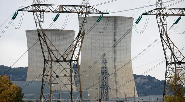 Đường dây tải điện nối từ các tháp làm mát trong nhà máy điện hạt nhân Tricastin ở Saint-Paul-Trois-Chateaux, Pháp ngày 21/11/2022. Ảnh: Reuters