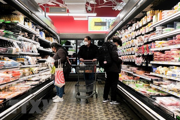 Người tiêu dùng mua sắm tại một cửa hàng ở Queens, New York, Mỹ. Nguồn: THX/TTXVN