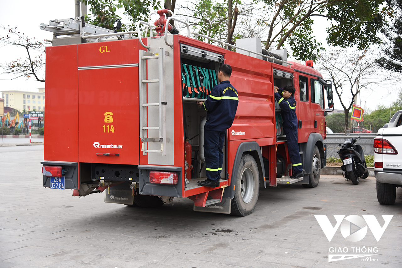 Đội Cảnh sát PCCC&CNCH Công an huyện Gia Lâm bố trí riêng một tổ công tác kèm xe chữa để phục vụ công tác tổ chức Lễ hội tai Đền thờ Nguyên Phi Ỷ Lan