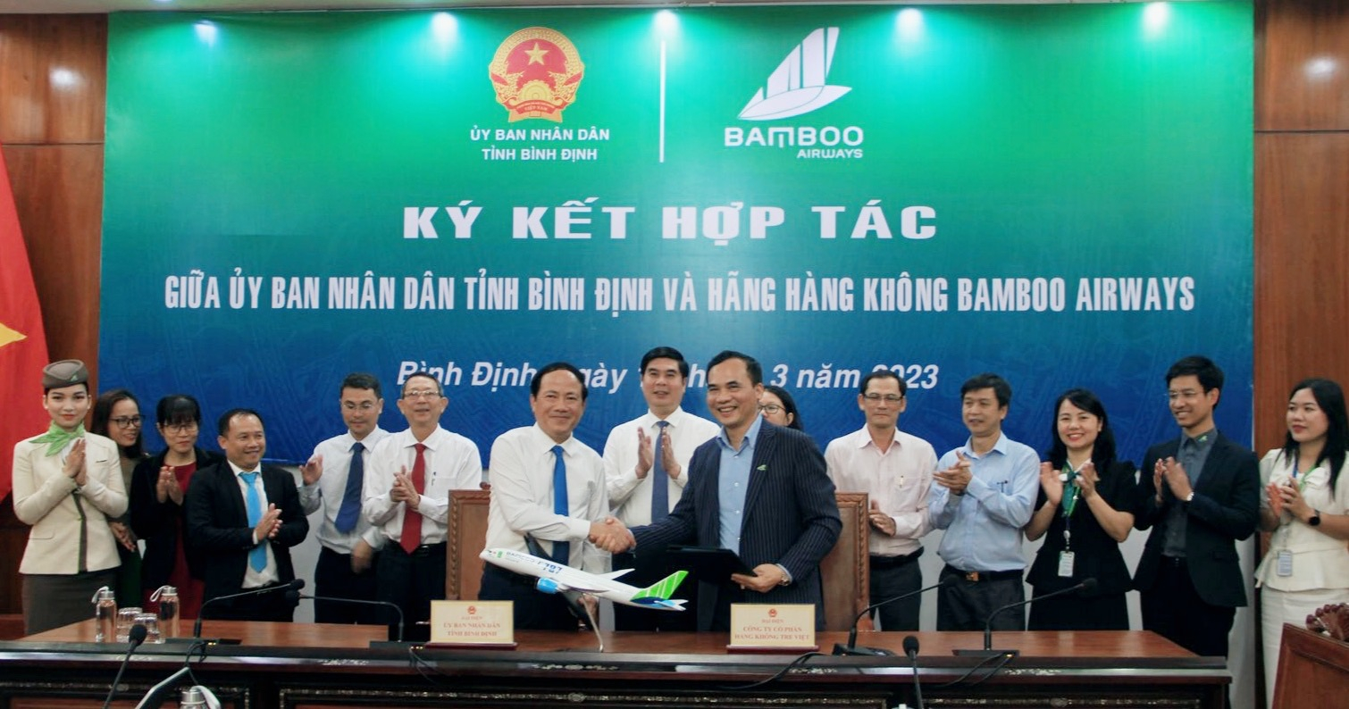 Lãnh đạo tỉnh Bình Định và lãnh đạo Bamboo Airways trong khuôn khổ lễ ký kết hợp tác