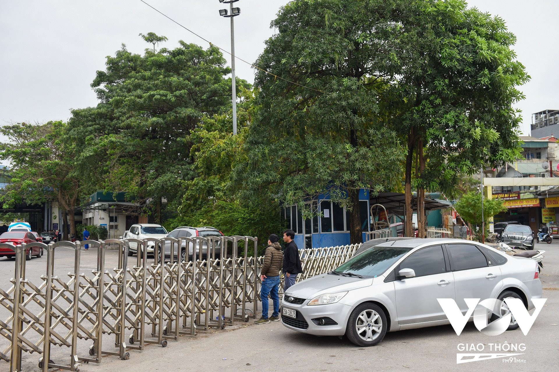 Trưa ngày 13/3, có nhiều chủ xe bỏ ăn trưa, ngủ trưa để có mặt tại trạm đăng kiểm 29-03S, số 3 Lê Quang Đạo, quận Nam Từ Liêm, Hà Nội.