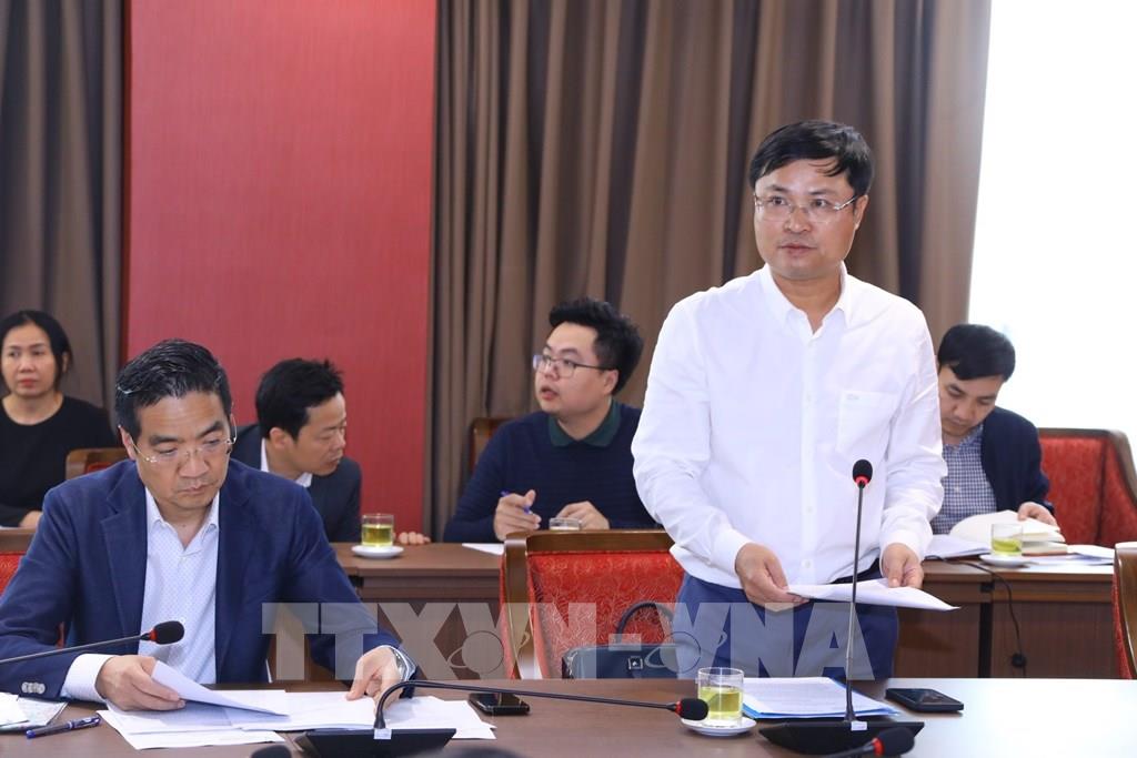 Giám đốc Ban Quản lý dự án giao thông Hà Nội Nguyễn Chí Cường báo cáo tình hình thực hiện dự án tại buổi làm việc (Ảnh: TTXVN)