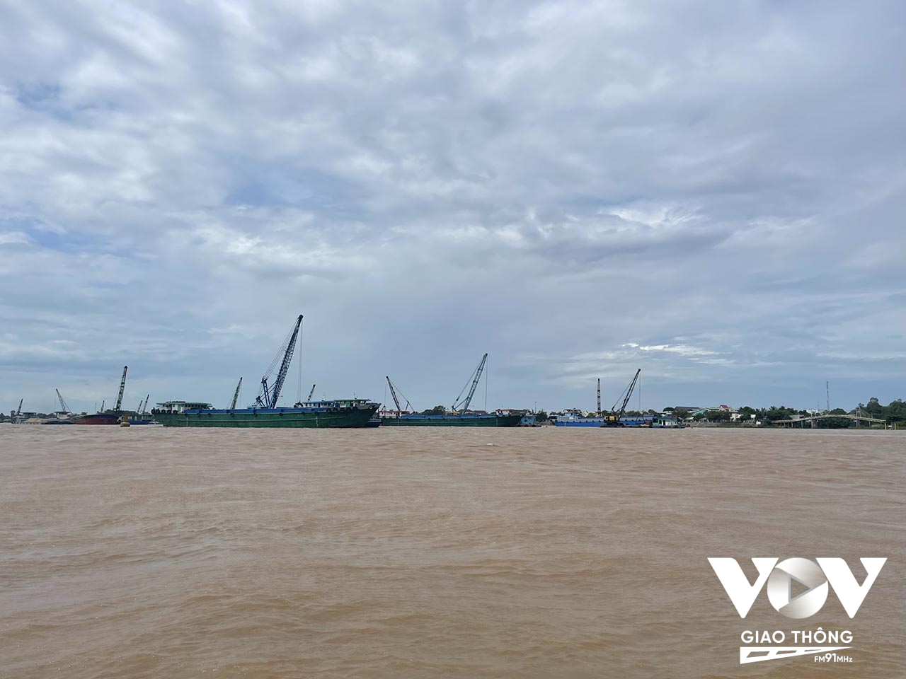 Khan hiếm cát, nhiều doanh nghiệp đã phải nhập cát từ Campuchia thông qua cửa khẩu Vĩnh Xương ( Tân Châu- An Giang).
