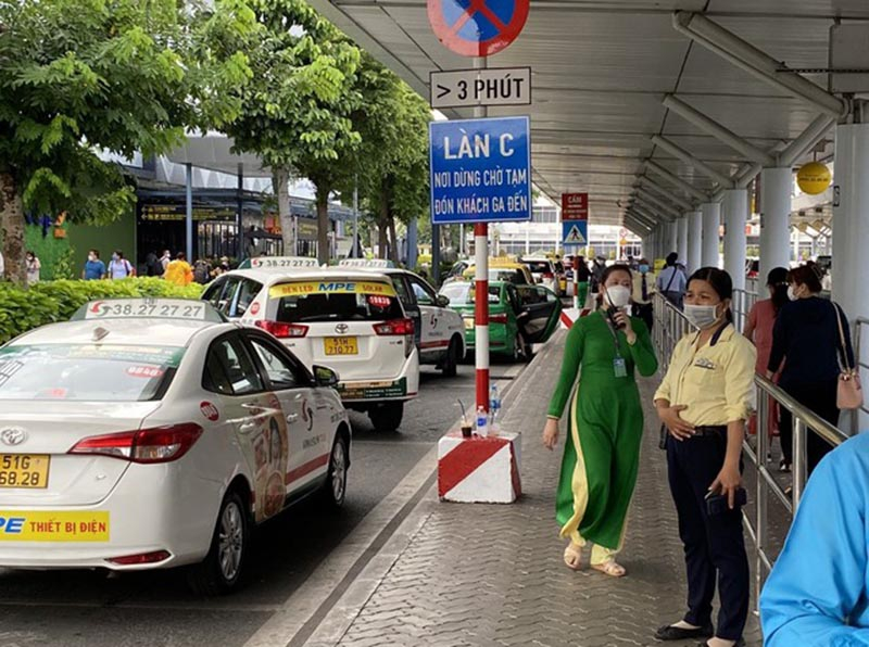  Taxi đón khách tại sân bay Tân Sơn Nhất - Ảnh: VGP/Anh Thơ