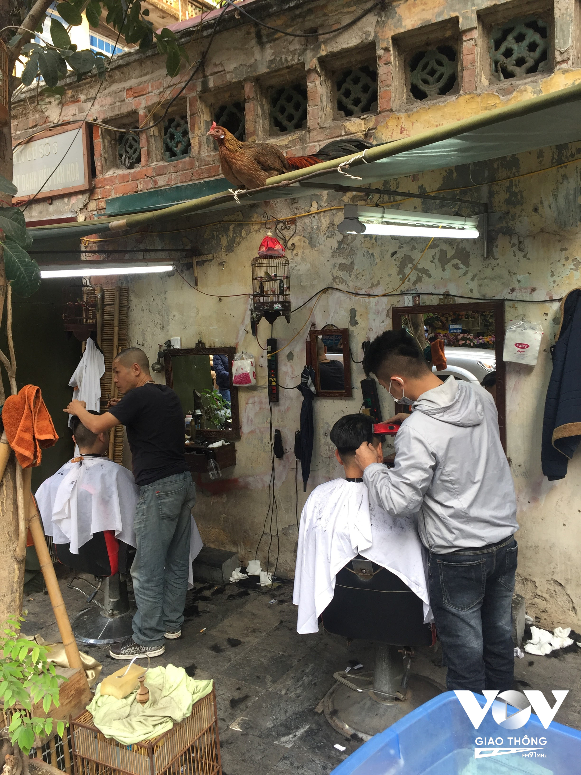 Những người thợ cắt tóc trên vỉa hè phố Hàng Lược