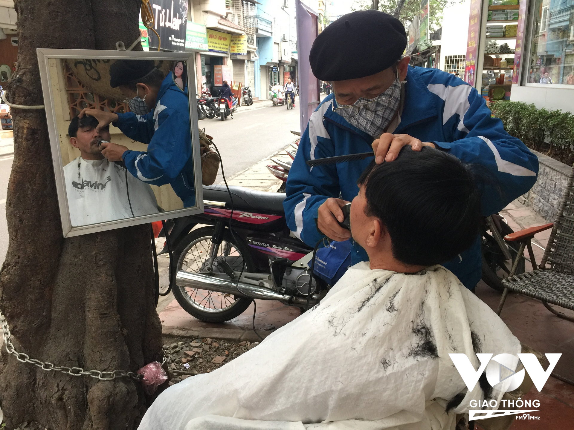 Có những người thợ cắt tóc dành cả đời hành nghề bên một gốc cây góc phố. Khách hàng của họ chủ yếu là những khách quen đã 'trung thành' qua nhiều năm
