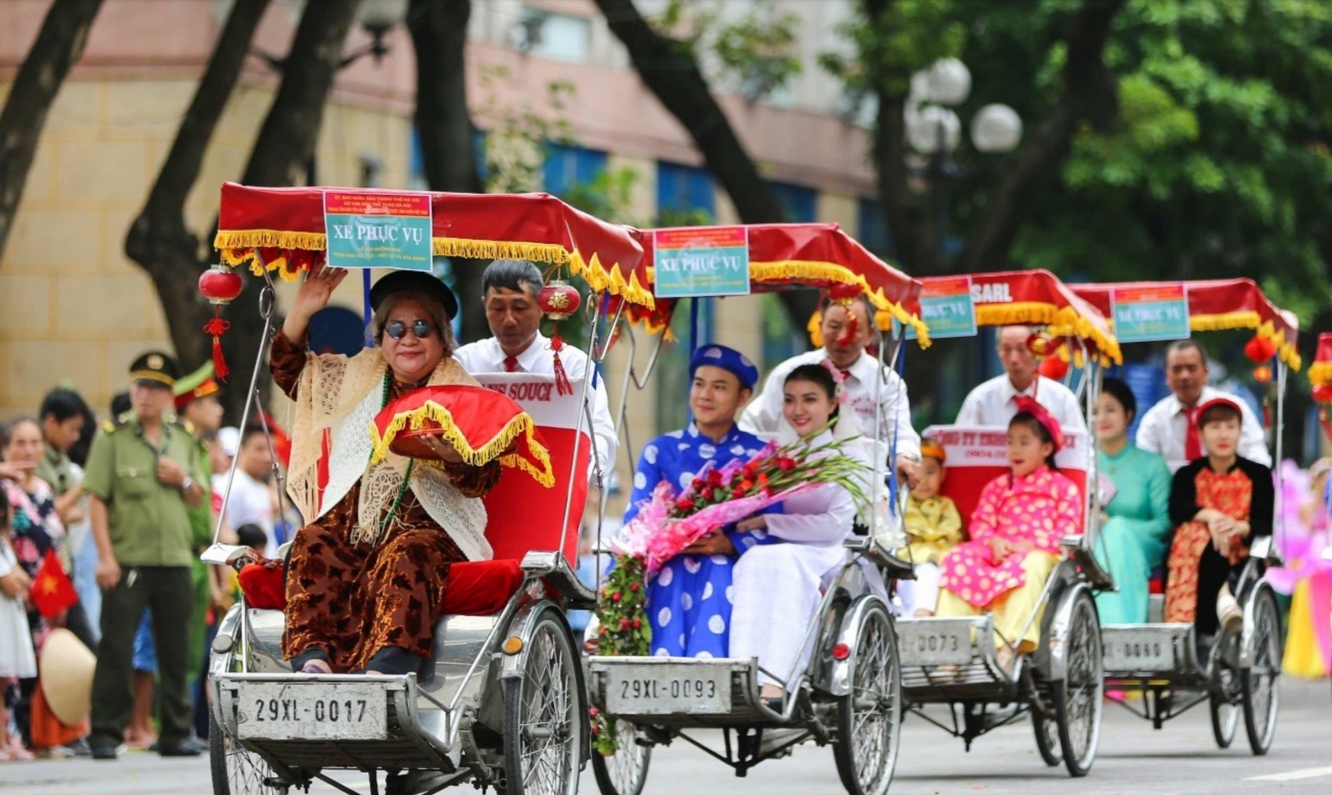 Ngoài các gian hàng tour du lịch, ẩm thực làng nghề, quầy bia mậu dịch, Lễ hội cũng có hoạt động tái hiện nét đẹp đám cưới xưa Hà Nội bằng xích lô