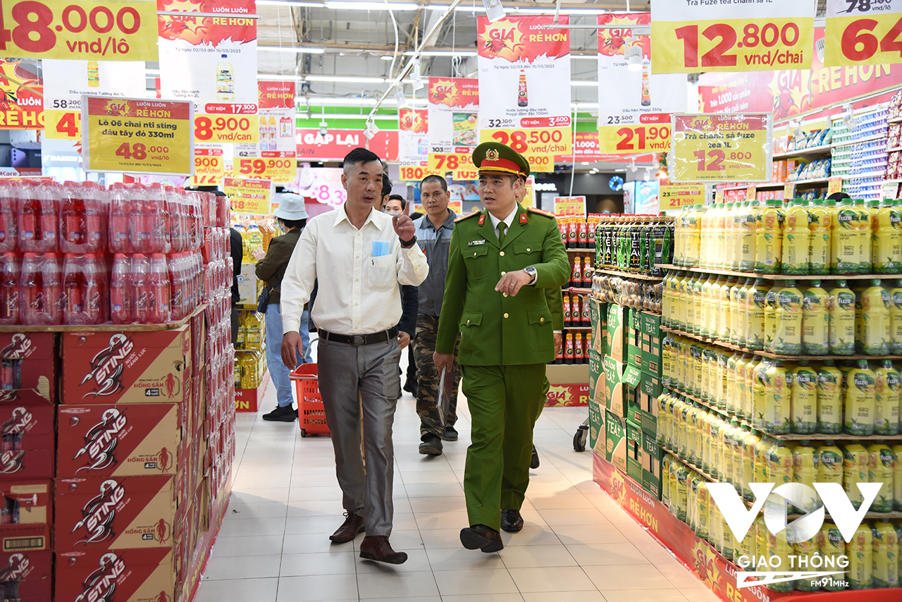 Trung tá Trương Tuấn Vinh (bên phải) - Phó Đội Trưởng Đội PCCC và CNCH, Công an quận Cầu Giấy (Hà Nội)