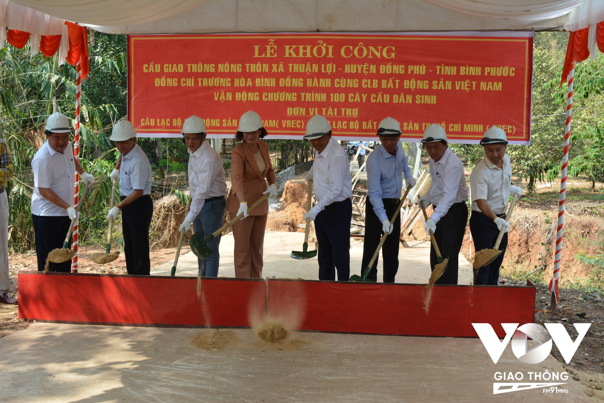 Các đại biểu tại lễ khởi công cây cầu dân sinh ở ấp Thuận Bình, xã Thuận Lợi, huyện Đồng Phú, tỉnh Bình Phước.