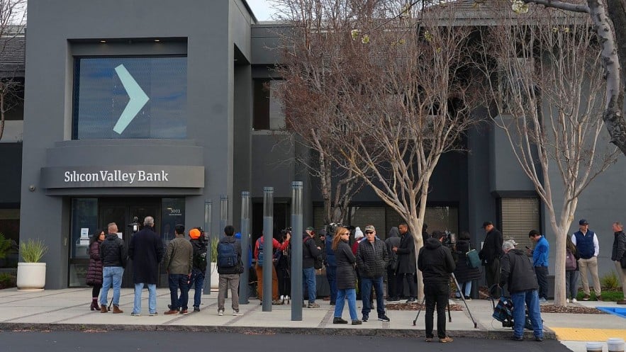 Người gửi tiền chờ đợi trước cửa ngân hàng Thung lũng Silicon (SVB) ở California, Mỹ. (Ảnh: T.L)