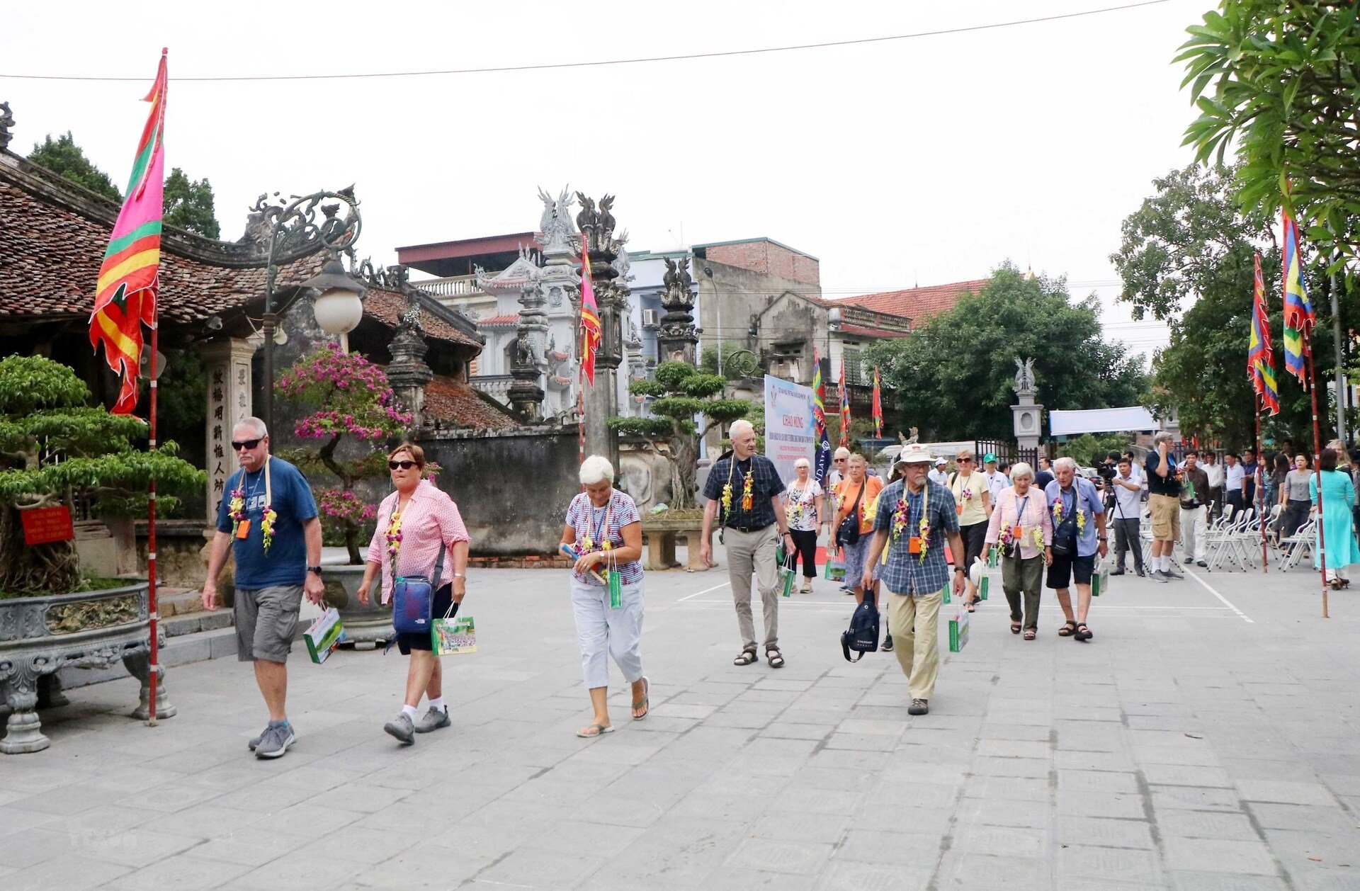 Du khách quốc tế tham quan đình cổ Hùng Lô ở làng Hùng Lô (xã Hùng Lô, thành phố Việt Trì, tỉnh Phú Thọ) trong năm 2022. (Ảnh: Trung Kiên/TTXVN)