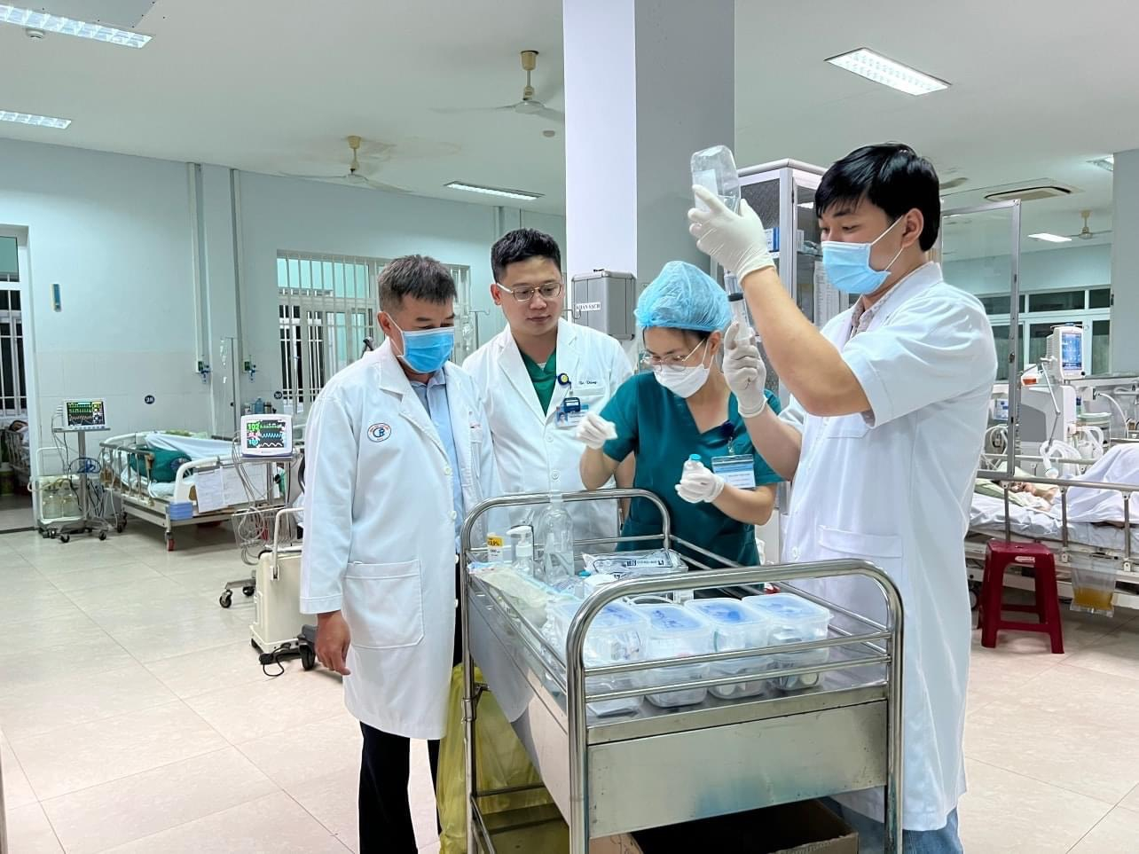 Các bác sĩ Chợ Rẫy chi viện cho Bv Bắc Quảng Nam điều trị theo dõi tình hình sức khỏe các bệnh nhân ngộ độc. Ảnh: BVCC