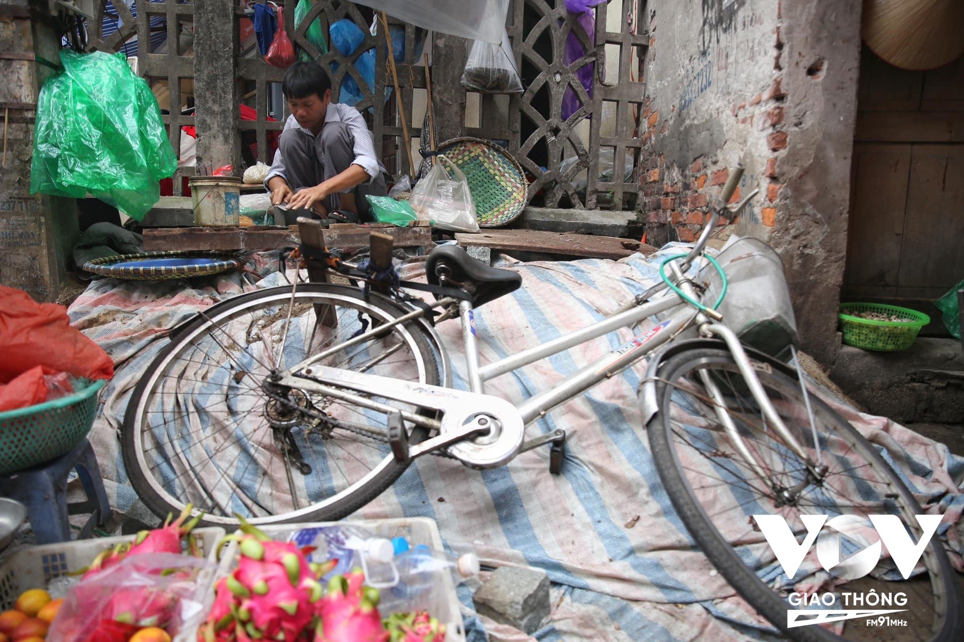 Phố cổ Hà Nội khá nhỏ, nên với nhiều người lao động, chỉ cần xe đạp là đủ, họ có thể di chuyển cơ động khắp nơi mà lại tiết kiệm chi phí