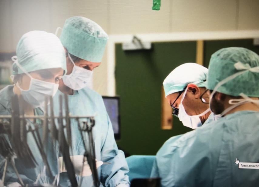 Bác sĩ Hoàng Anh Dũng trong ca mổ tại Bệnh viện Đại học Bruxelles – Erasme. Ảnh: NVCC