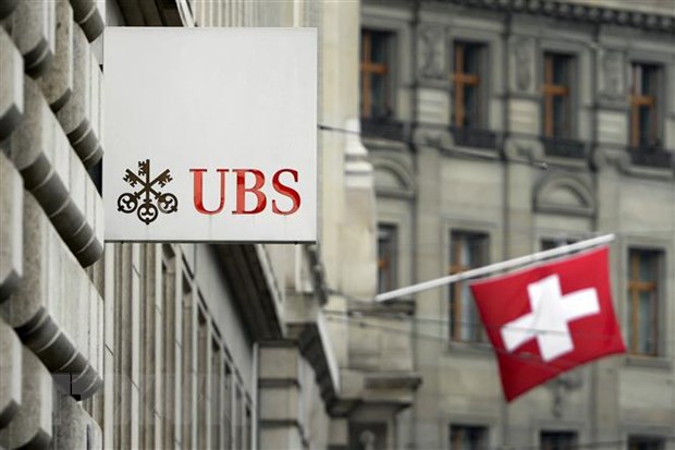 Logo ngân hàng UBS lớn nhất Thụy Sĩ tại Basel. Ảnh: AFP/TTXVN