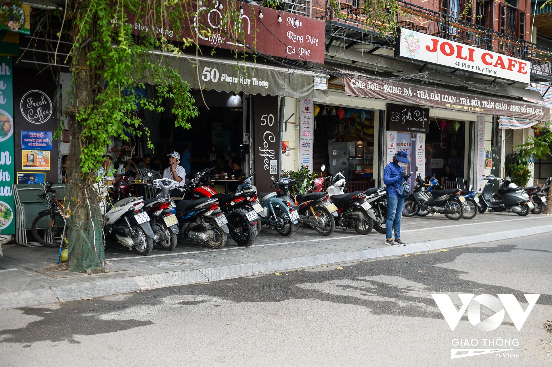 Các cửa hàng kinh doanh đồ uống, cà phê trên phố Phạm Huy Thông đã chấp hành, bỏ bàn ghế vào trong, để xe vào trong vạch sơn, nhường lại phần đường cho người đi bộ.