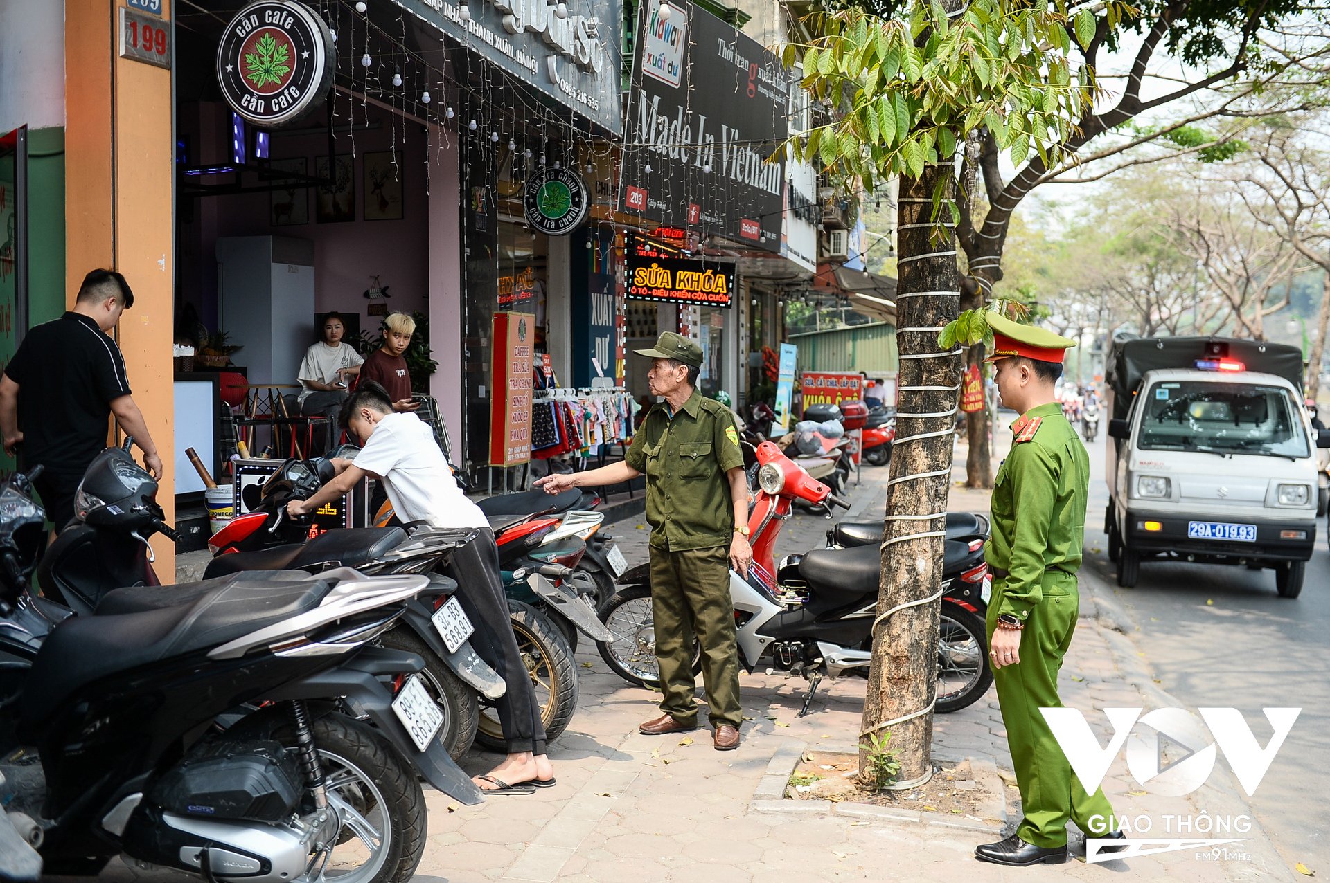Trong sáng nay, các lực lượng phường Thượng Đình, quận Thanh Xuân (Hà Nội) đã ra quân xử lý vi phạm trật tự đô thị.