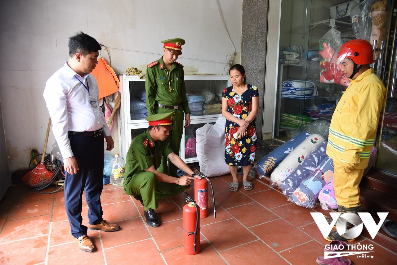 Lực lượng Cảnh sát PCCC&CNCH Công an huyện Thanh Oai nhắc nhở, tuyên truyền công tác PCCC đến từng hộ dân